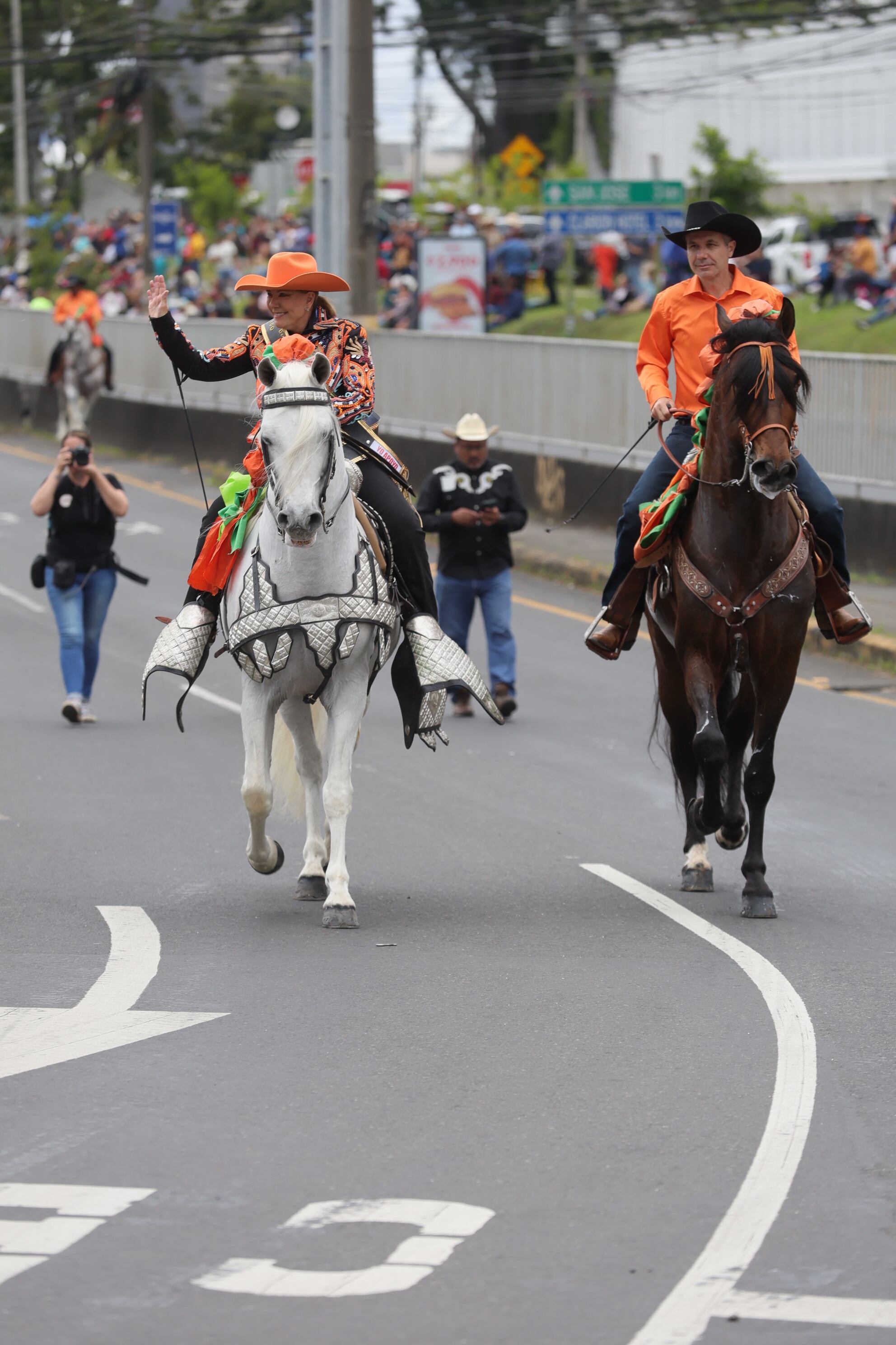 imágenes de caballistas, caballos y público en el Tope Nacional 2024 en Montes de Oca.
