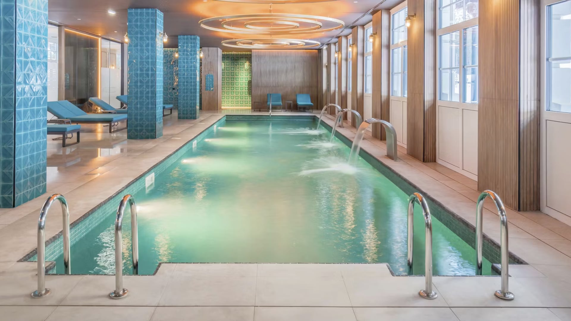 El hotel cuenta con una piscina climatizada interior, integrada al área de spa.