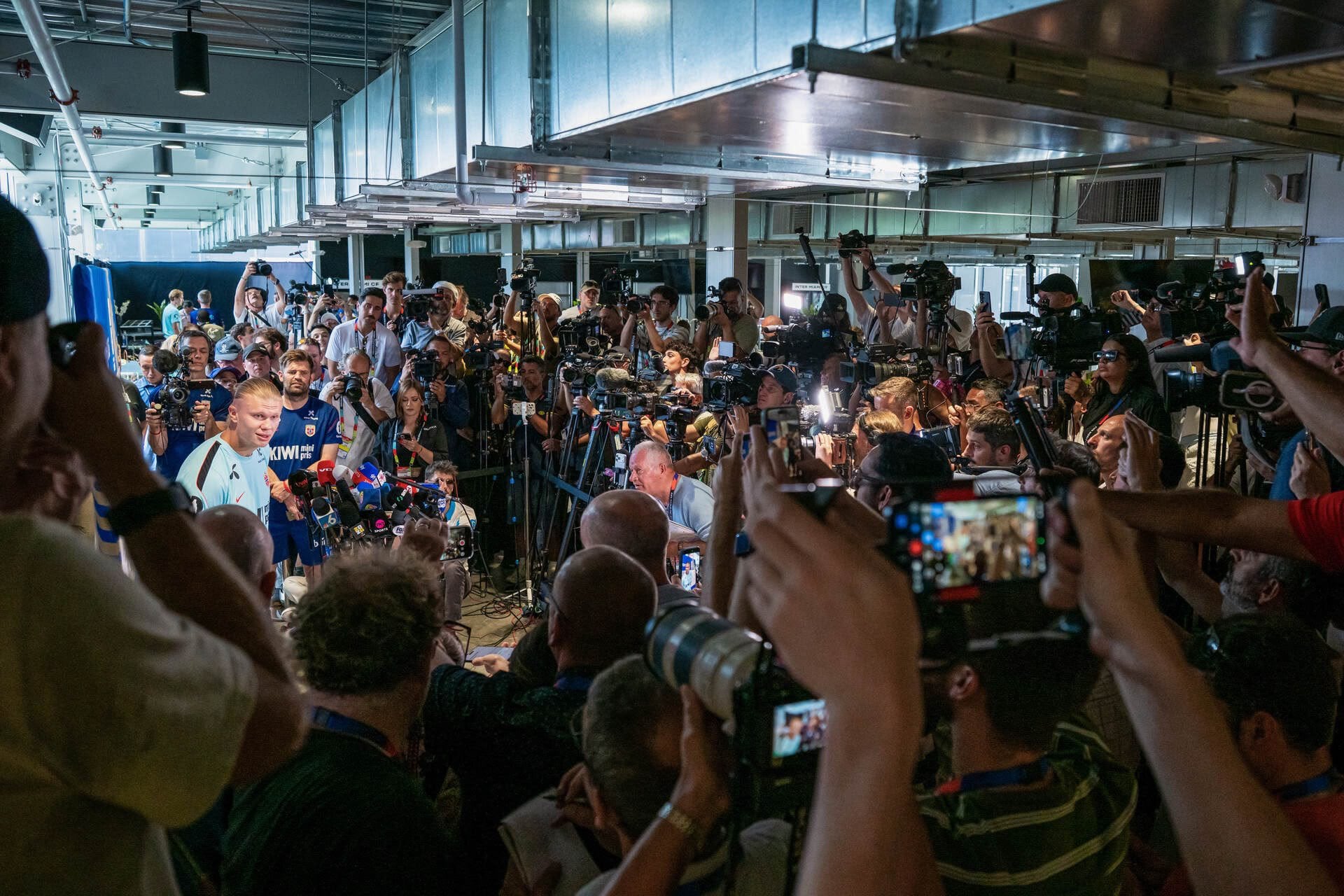 Erling Haaland atendió una cantidad impresionante de periodistas en Miami, pues se acerca el partido de cuartos de final entre Inglaterra y Noruega, en el Mundial 2026.