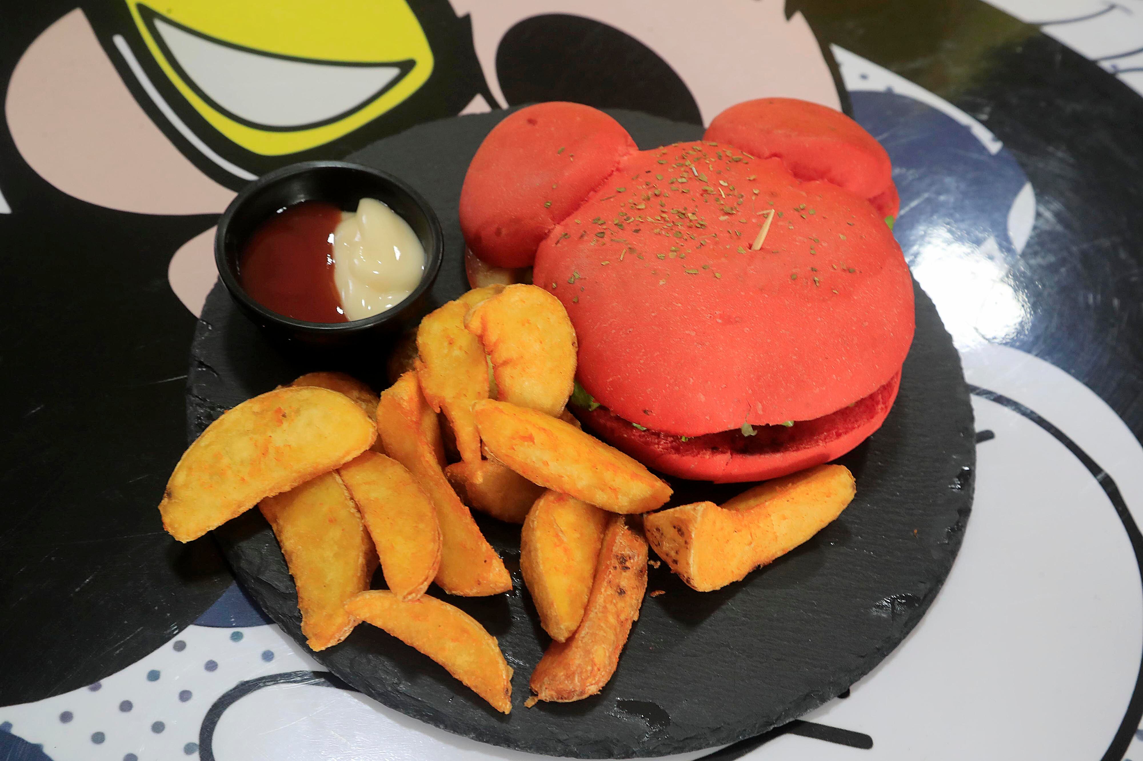 11/10/2023 Cartago. Frente a la esquina noreste de la Basílica de los Angeles abrió sus puertas, hace pocos días, una cafetería muy especial. Se trata de Mickey’s House Cafetería, inspirada en la icónica figura de Disney, donde no solo el ambiente sino la comida y buena atención, lo esperan todos los días hasta las 8:00 p.m.