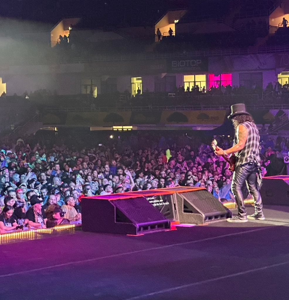 Slash y sus solos de guitarra encendieron a un público que lo ovacionó durante toda la noche.