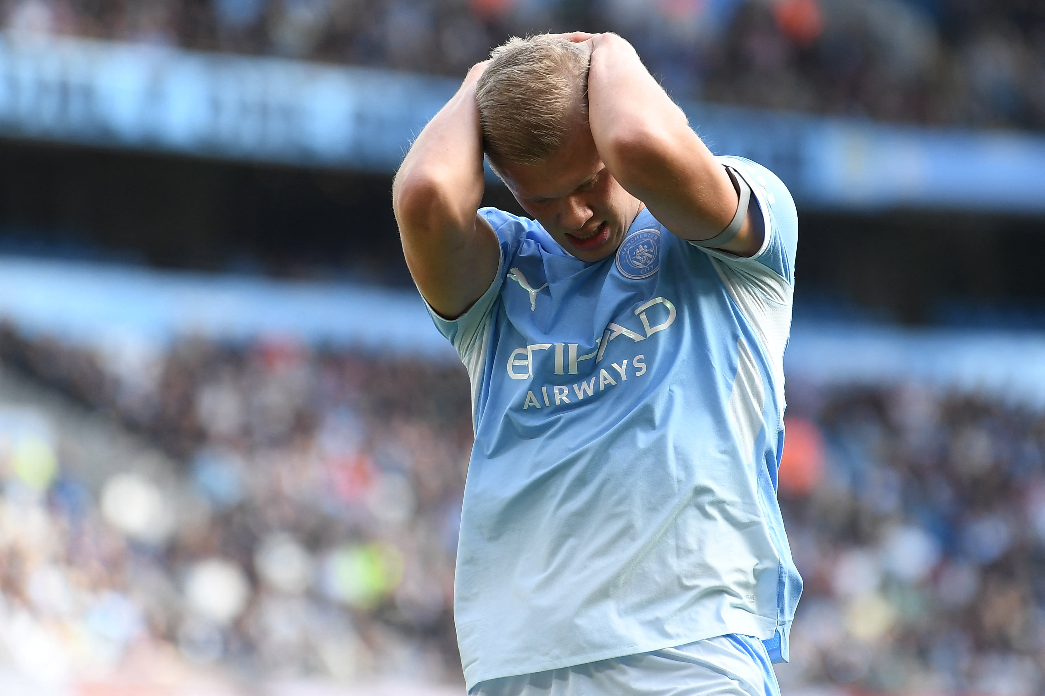 El Manchester City fue declarado "culpable" de "graves" infracciones financieras cometidas entre 2009 y 2018 por la Premier League, anunció la organizadora del campeonato inglés este martes.
El club inglés anunció de manera inmediata que recurrirá las conclusiones de la investigación, al considerarse "inocente" de las "acusaciones" que se le imputan.
Entre estas acusaciones está la de que el City habría firmado contratos ficticios con varios socios comerciales para inflar artificialmente los ingresos del club, ocultando el verdadero estado de sus finanzas y evitando infringir los límites de gasto de la Premier League y la UEFA.
Una comisión independiente también declaró al club culpable de la mayoría de los cargos relacionados con su falta de cooperación en la investigación.
Para el presidente de la Premier League, Richard Masters, citado en el comunicado, quedó demostrado que "el club infringió sistemáticamente las normas de la Premier League durante casi una década".
"Ahora que tenemos la decisión de la comisión, estamos comprometidos a avanzar con rapidez en el resto del procedimiento, para aportar certidumbre a la liga, a nuestros clubes y a los aficionados", añadió.
Por el momento no se ha impuesto ninguna sanción y el City ha anunciado que recurrirá la decisión.
"El Club es inocente de las acusaciones formuladas por la Premier League y existe un conjunto exhaustivo de pruebas irrefutables que respaldan todas sus posiciones en relación con este caso. Por lo tanto, el Club será implacable y, cuando sea necesario, proactivo en todos y cada uno de los foros regulatorios y legales apropiados", anunció la entidad en un comunicado.
Desde que el City fue adquirido en 2008 por el jeque Mansour bin Zayed al-Nahyan, vicepresidente y viceprimer ministro de los Emiratos Árabes Unidos, se ha convertido en una de las grandes potencias del fútbol inglés y europeo.
En los últimos 15 años ha ganado ocho títulos de la Premier League, cuatro FA Cups y siete Copas de la Liga, además de conquistar la primera Liga de Campeones de la entidad en 2023.
Ese mismo año, el club fue acusado por la Premier League tras una investigación sobre presuntas infracciones financieras.
La audiencia ante una comisión independiente comenzó en septiembre de 2024 y concluyó tres meses después.
