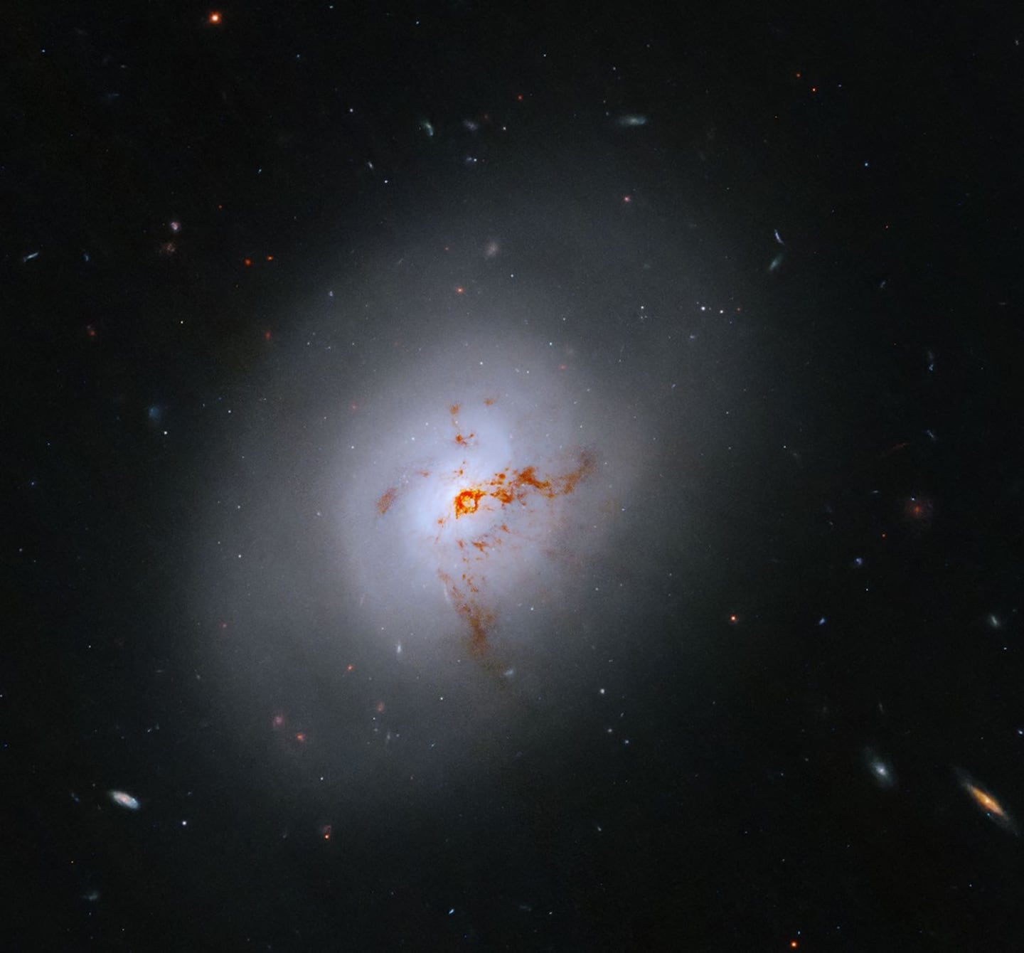 Telescopio Hubble capta galaxia en transición a 100 millones de años luz