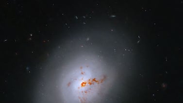 Telescopio Hubble capta galaxia en transición a 100 millones de años luz