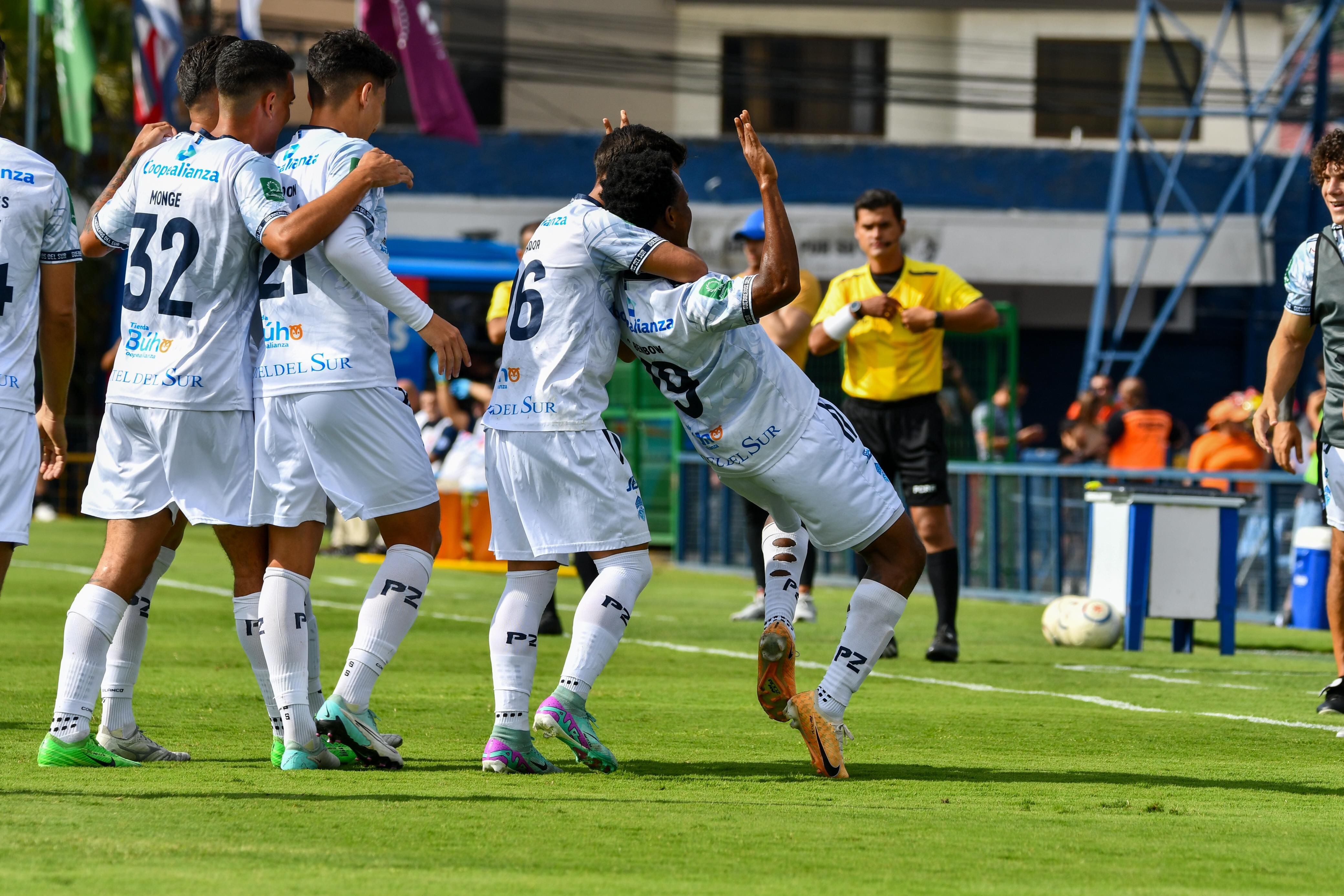 Cardel Benbow festeja su anotación en el partido entre Cartaginés y Pérez Zeledón en el Estadio José Rafael 'Fello' Meza.