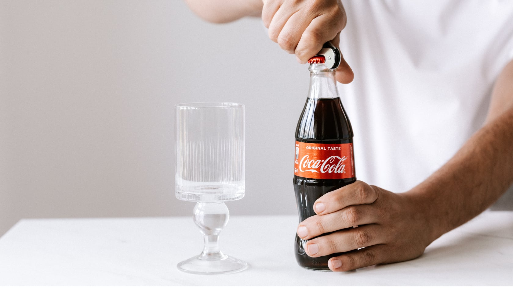 Una corte ratificó que Coca-Cola y su aseguradora deben indemnizar a un consumidor por daños sufridos al ingerir un refresco con fragmentos de vidrio.