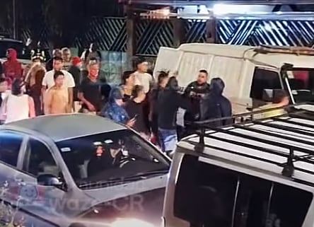 Tras la captura de los sospechosos, los vecinos intentaron increpar a los sujetos.