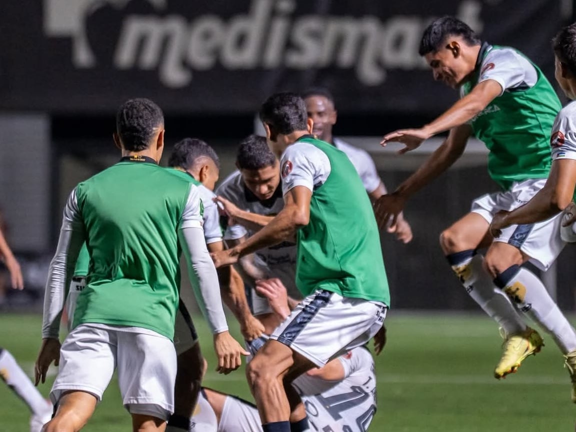 Los jugadores del Municipal Liberia celebraron el triunfo ante Sporting que al final les dio la clasificación a semifinales.