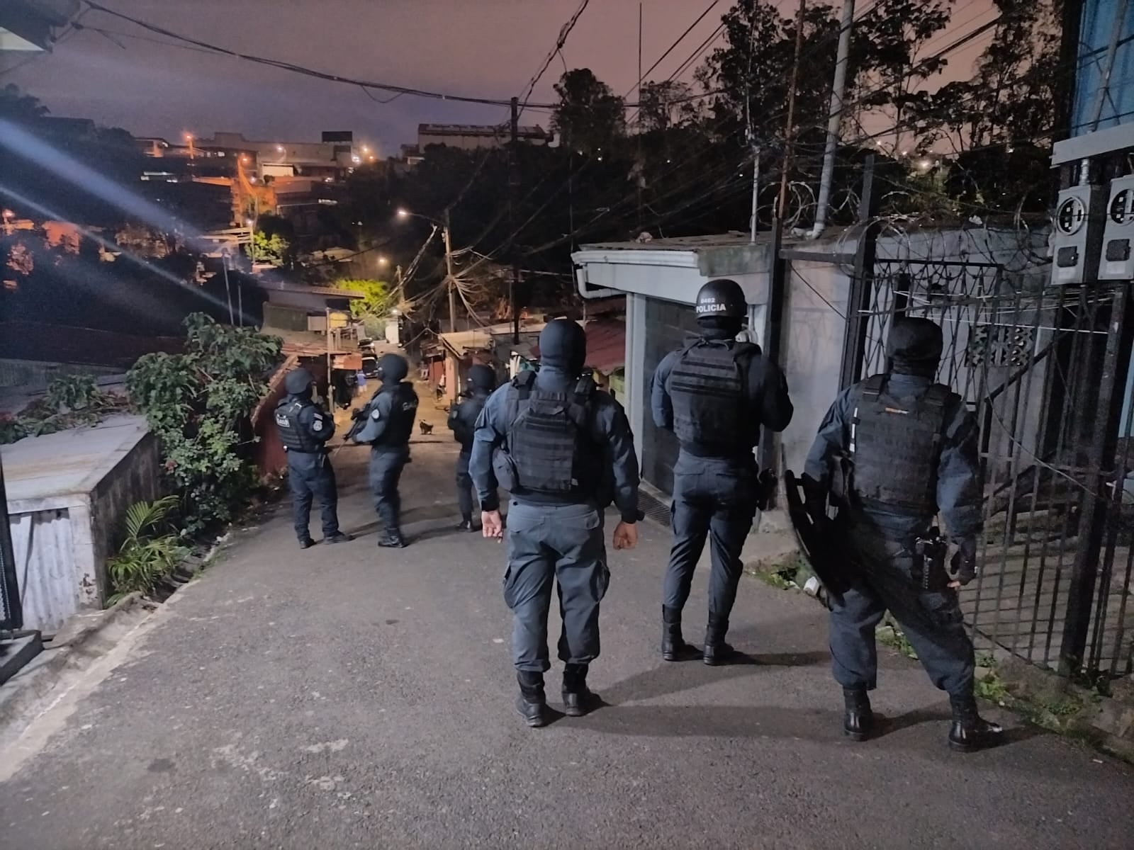 Fuerte operativo policial se ejecuta esta noche en los barrios del sur de San José.