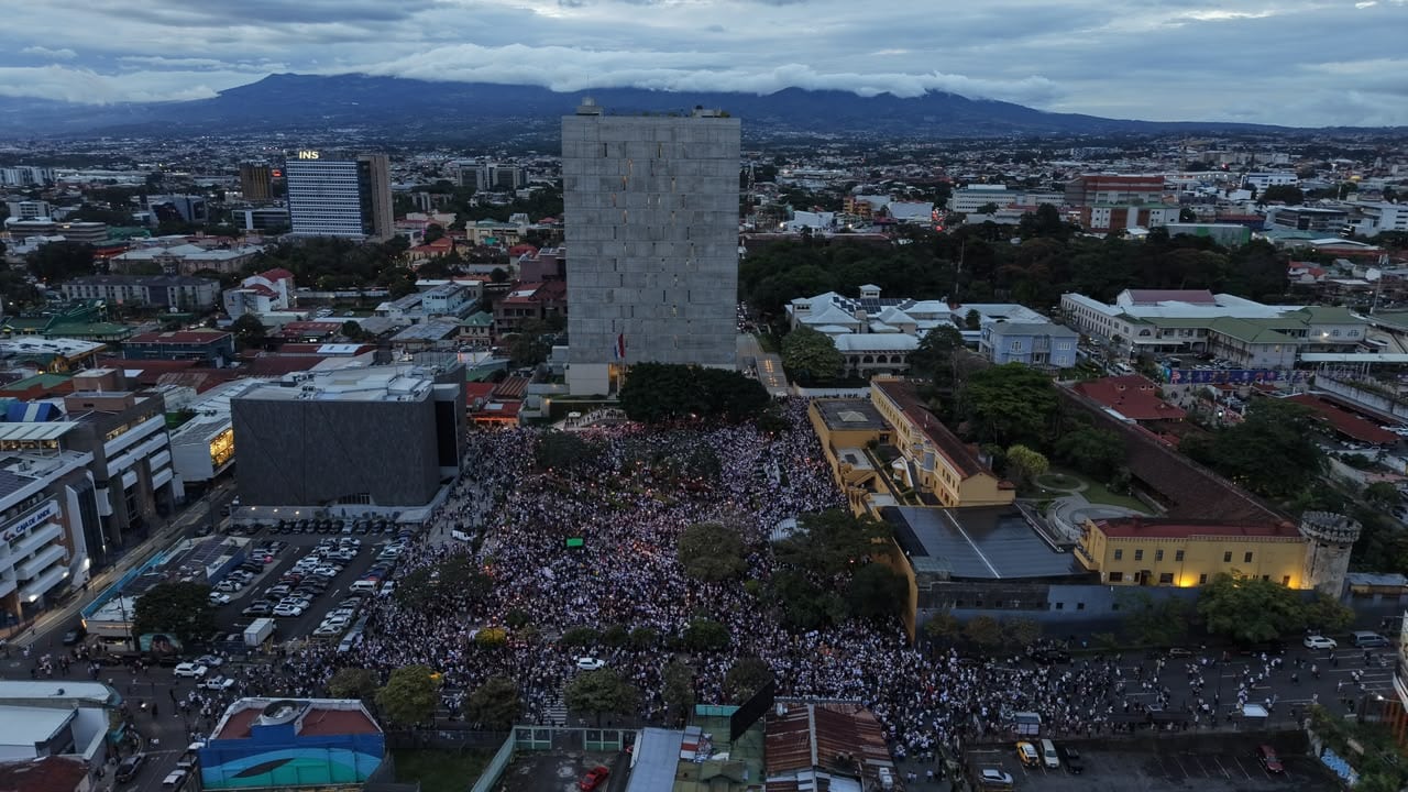La plaza de la Democracia llena de personas reunidas en el plantón en defensa del Poder Judicial