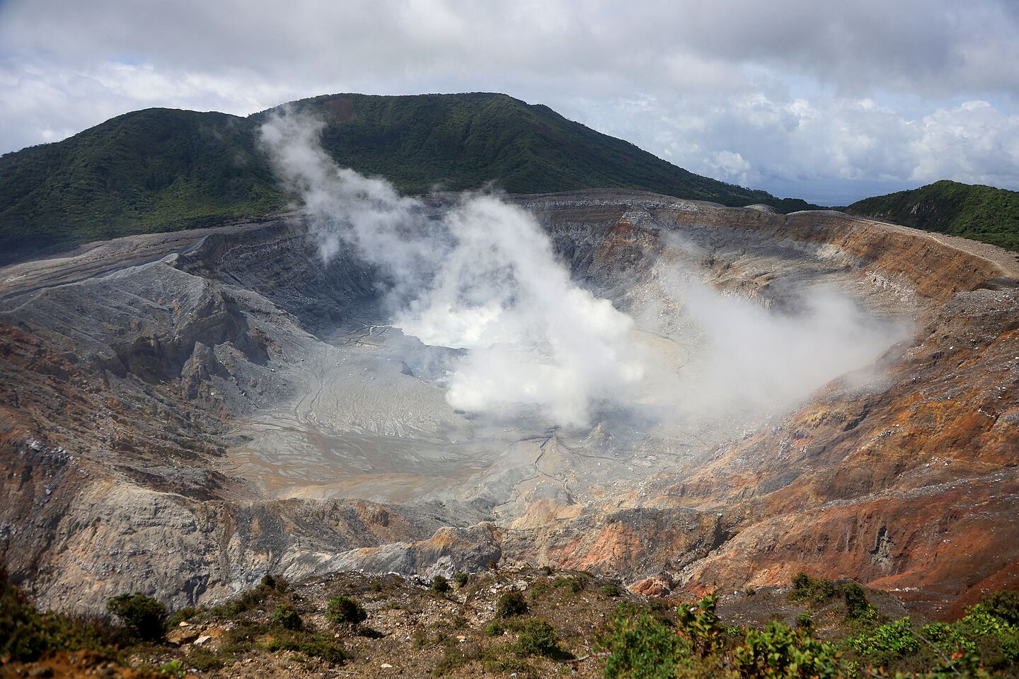 05/08/2024    Parque Nacional Volcán Poás. El Volcán Poás, con uno de los cráteres más grande del mundo se mantiene activo y así se mostró este lunes después de mediodía. Foto: Rafael Pacheco Granados