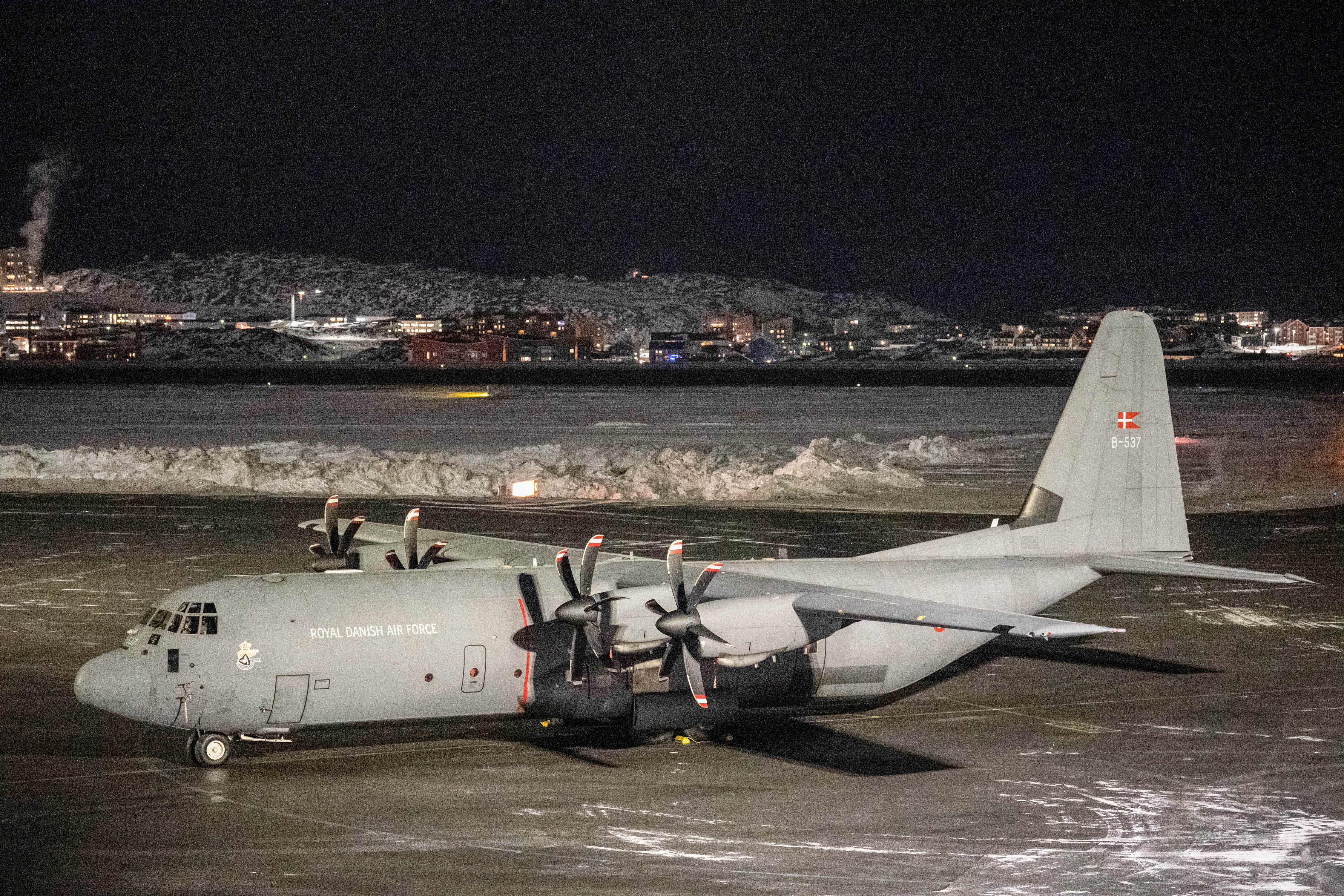 Un Lockheed C-130J Super Hércules de la Real Fuerza Aérea Danesa (RDAF) estacionado en la pista del aeropuerto internacional de Nuuk este 15 de enero en Nuuk, Groenlandia, al día siguiente de su llegada con personal militar danés. Fotografía: