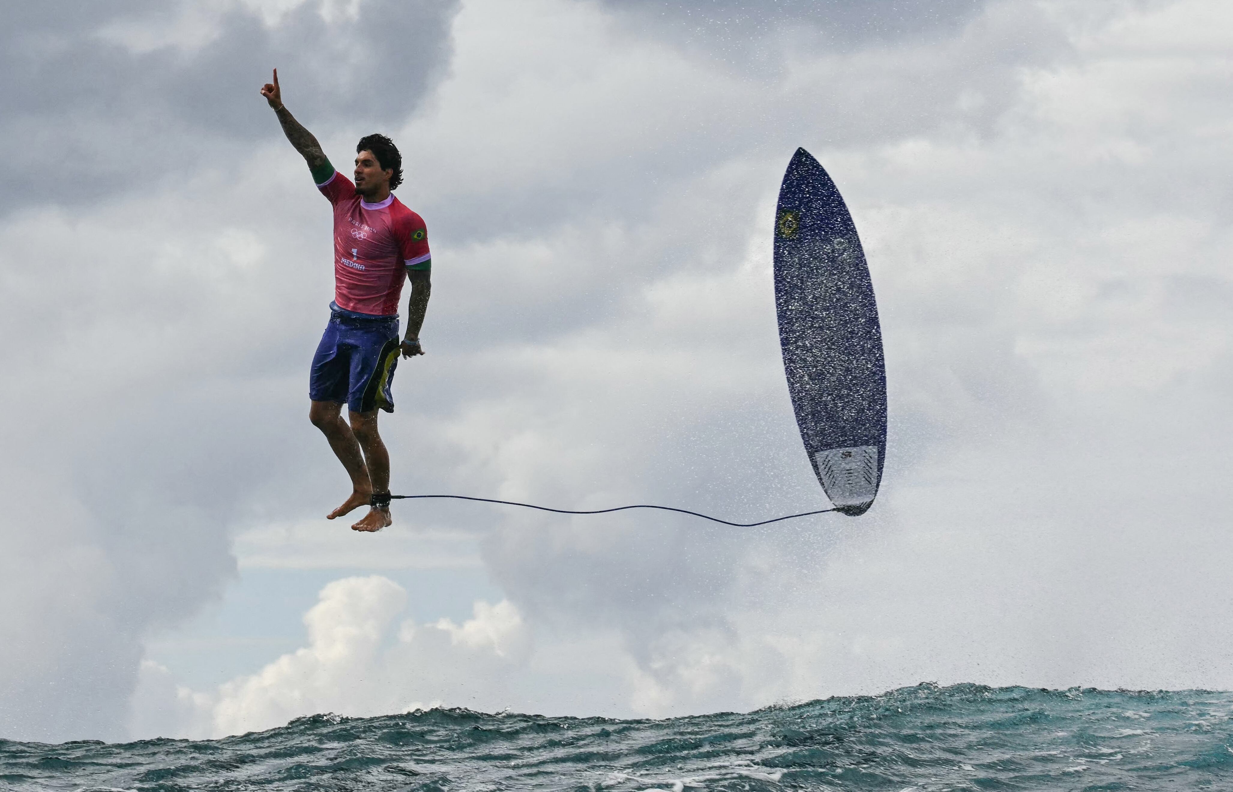 Gabriel Medina, tricampeón mundial, obtuvo la mayor puntuación en surf de los Juegos Olímpicos en Teahupo’o, Polinesia Francesa.