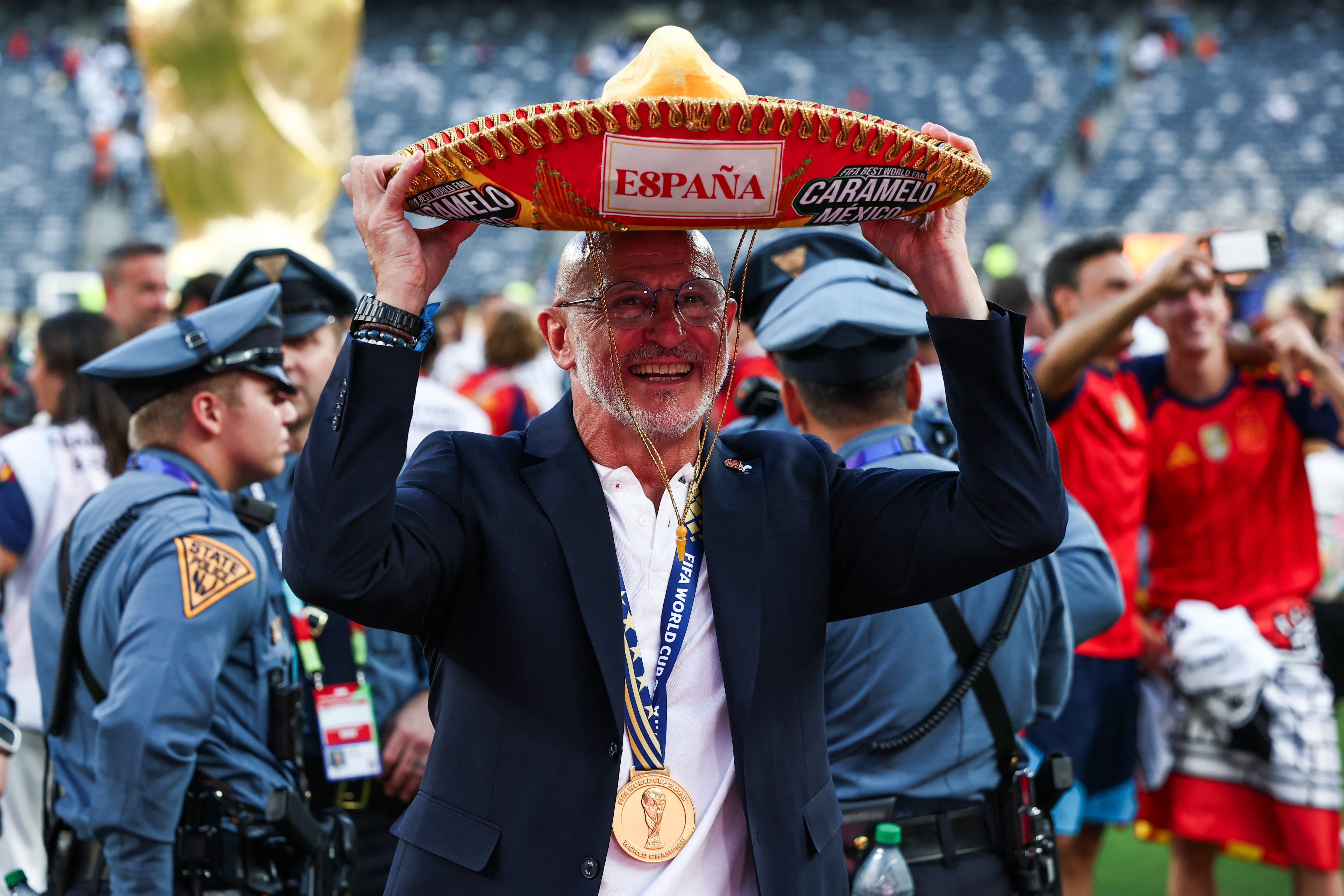 El entrenador español Luis de la Fuente celebra con este sombrero tradicional tras la victoria ante Argentina en la final del Mundial 2026.