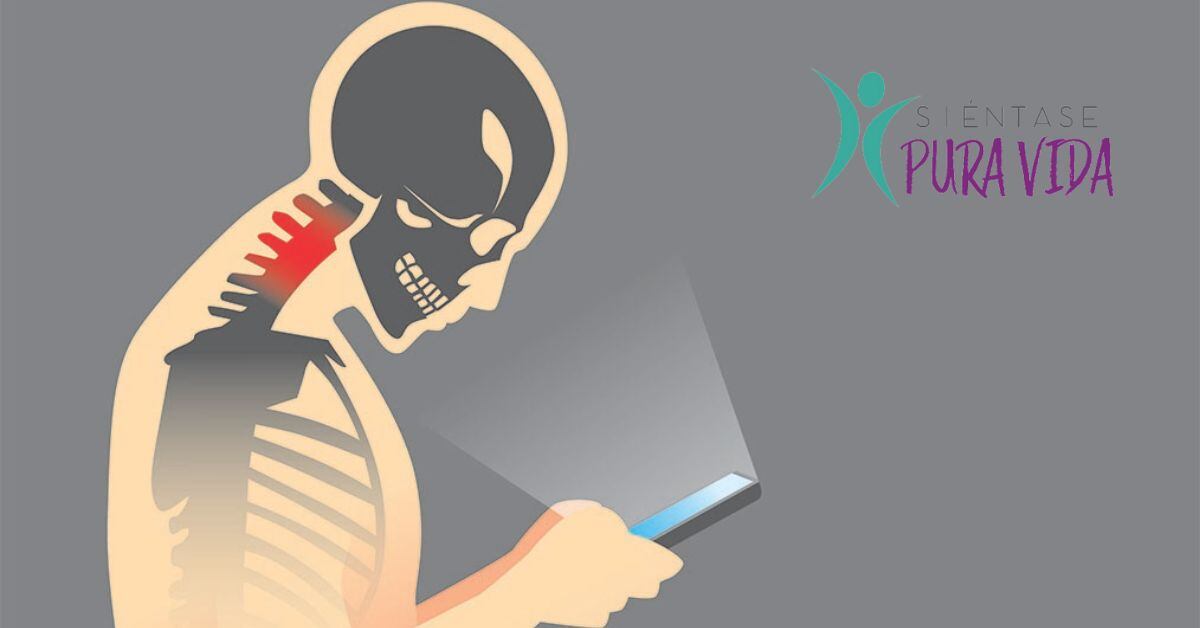 Una ilustración de un cuerpo humano con sus huesos observa un teléfono celular en mala posición, sus vértebras se ven en rojo.