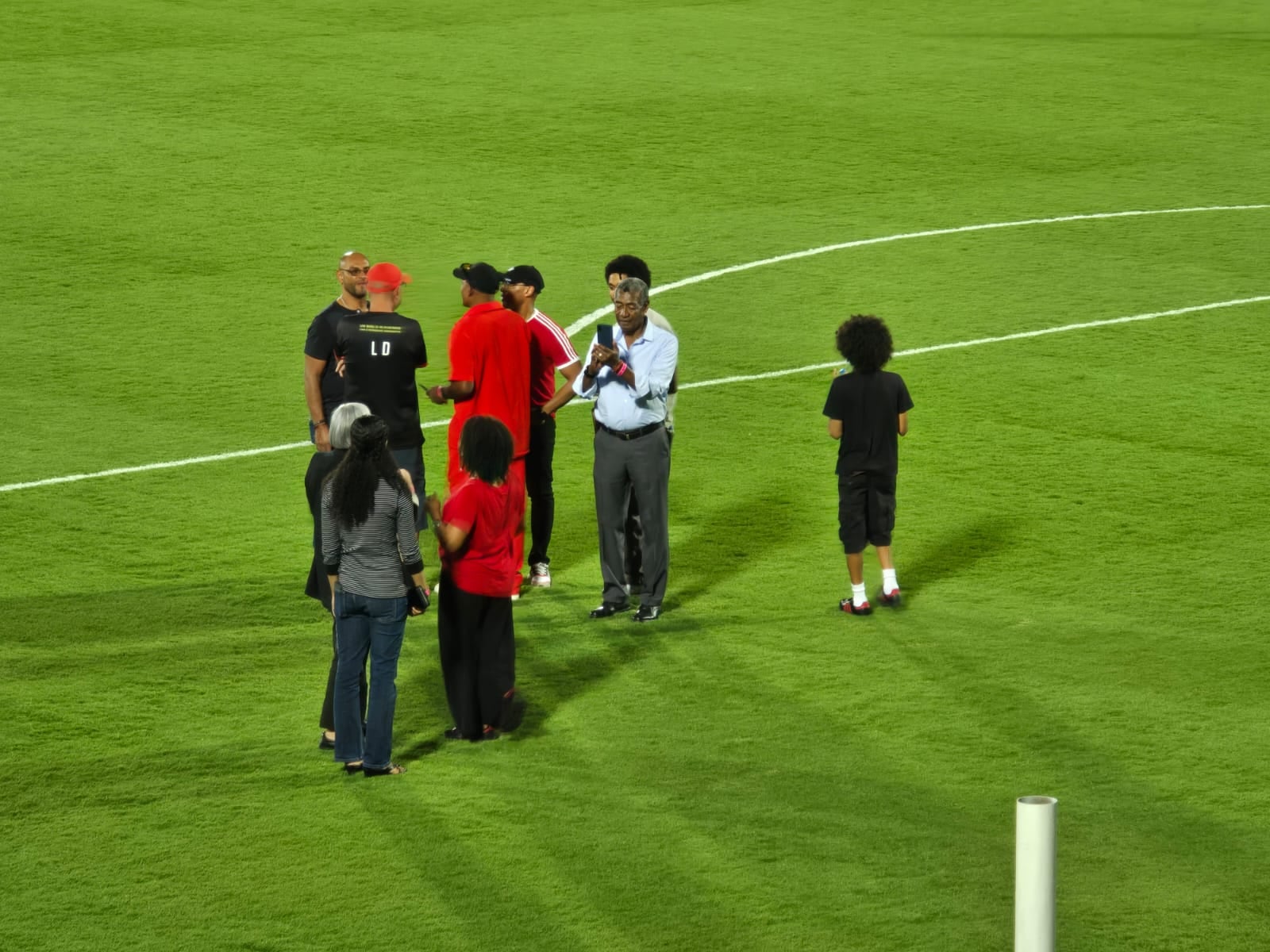 Errol Daniels, en la cancha del Alejandro Morera Soto junto a algunos allegados, antes del clásico de esta noche entre Alajuelense y Saprissa.