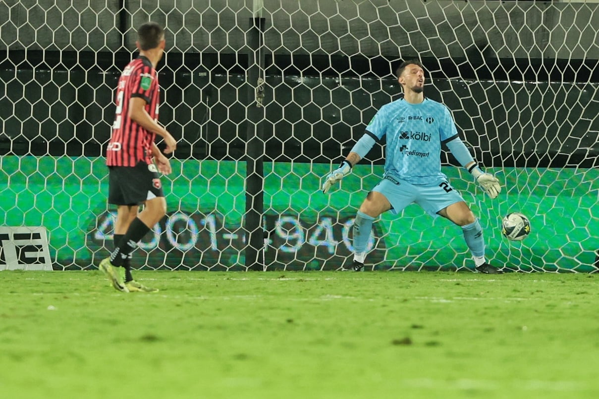 23/04/2026/ juego entre Liga Deportiva Alajuelense vs Puntarenas FC en el estadio Alejandro Morera Soto / foto John Durán
