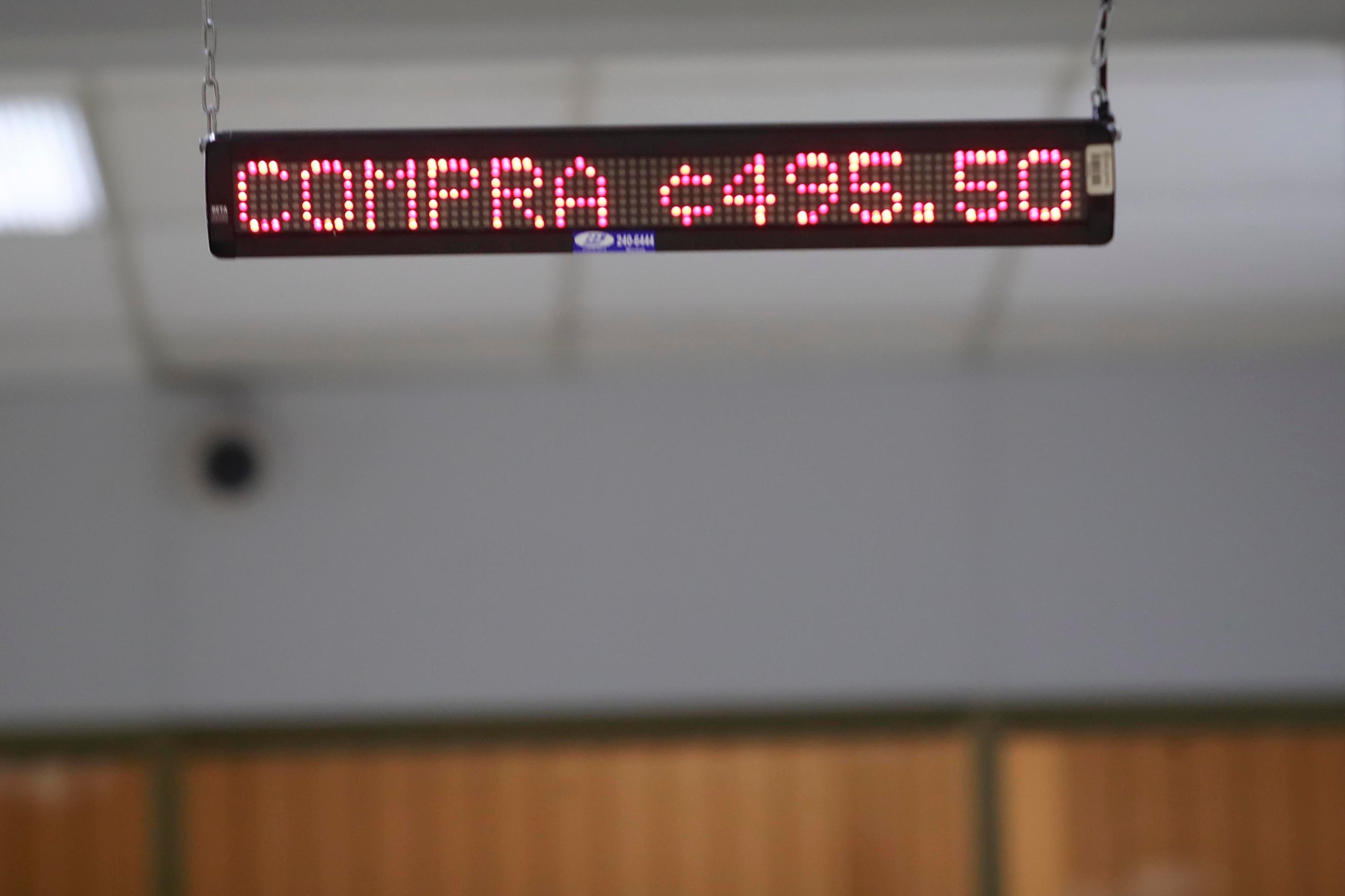 14/04/2024 San José. Pizarra electrónica con información relacionada con el tipo de cambio (compra y venta) del dolar, en el Banco Nacional. Foto: Rafael Pacheco Granados