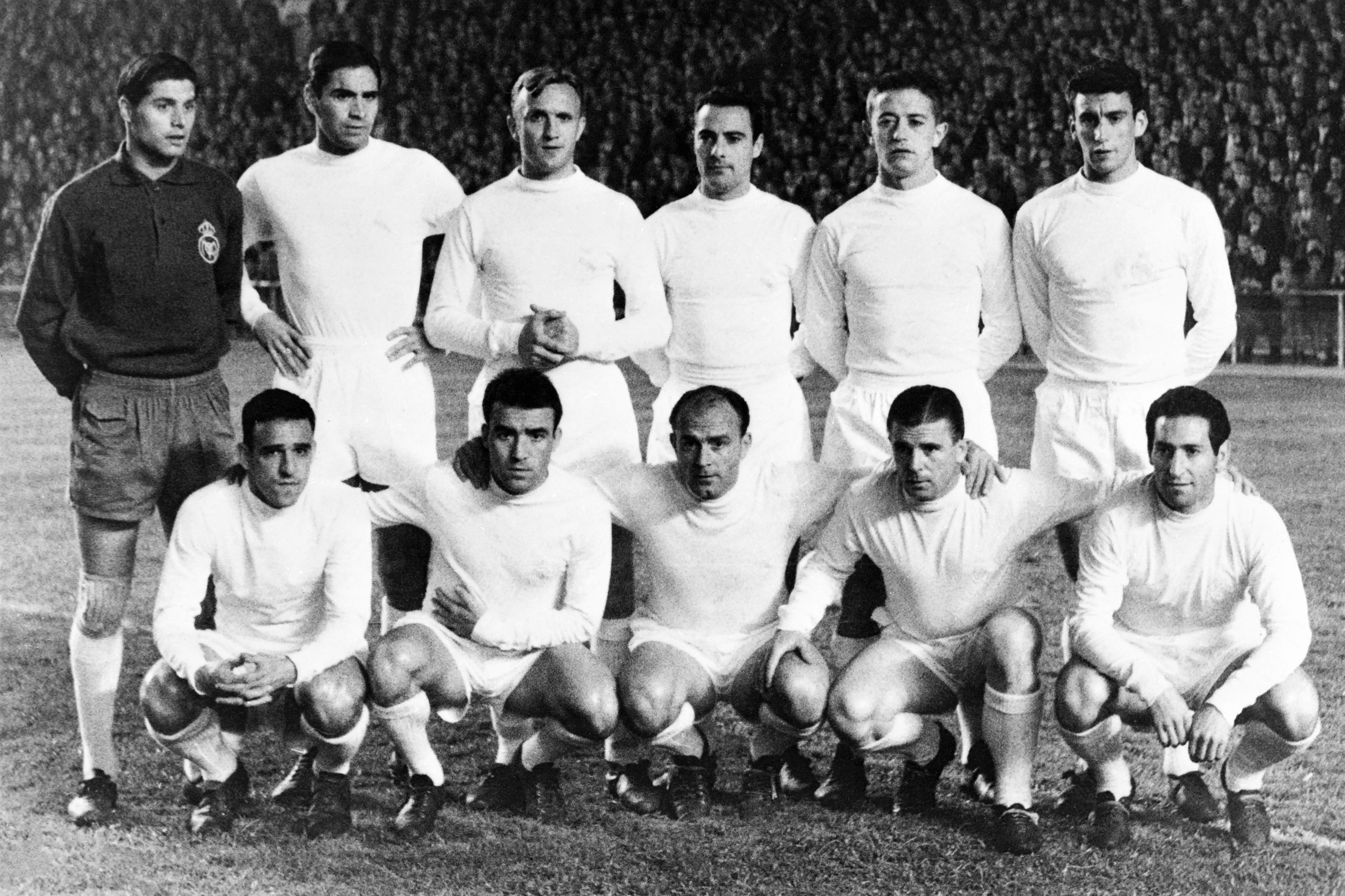 El Real Madrid posa antes de un partido en 1962, en Madrid. En la imagen aparecen, de pie, Vicente Train, Marquitos, José Emilio Santamaría, Pedro Casado, José María Vidal y Pachín; y en cuclillas, Canario, Luis del Sol, Alfredo Di Stéfano, Ferenc Puskás y Francisco Gento. El club informó este 15 de abril de 2026 el fallecimiento de Santamaría a los 96 años.