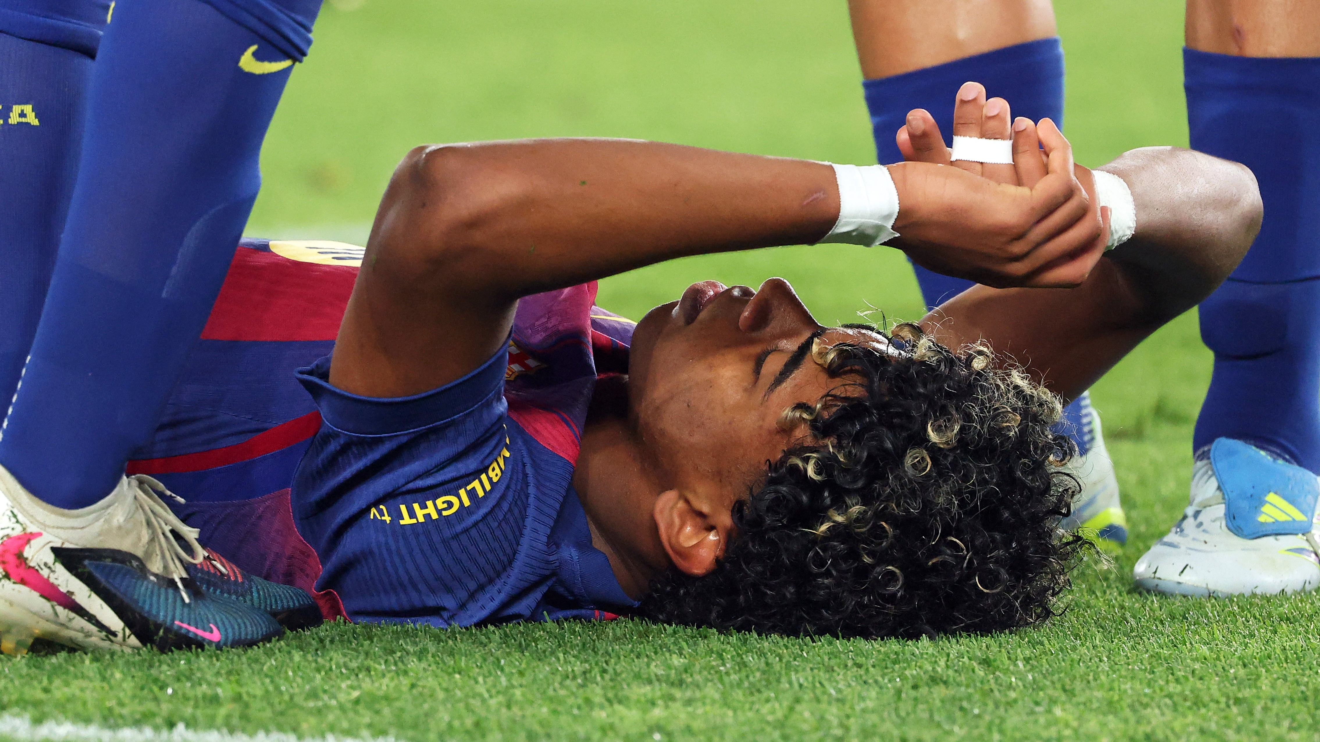 Lamine Yamal yace en el césped tras su lesión en el partido del Barcelona y el Celta, que amenaza su participación en el Mundial 2026.