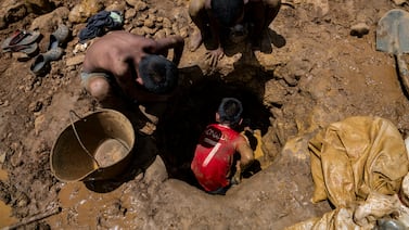 El oro sangriento de la minería sigue bajo control de bandas armadas y guerrillas en Venezuela