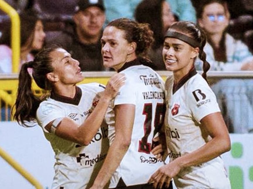 Emelie Valenciano fue una de las anotadores de Alajuelense ante Saprissa.