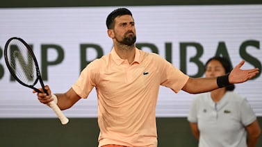 Novak Djokovic se lleva un susto pero avanza en su estreno en Roland Garros