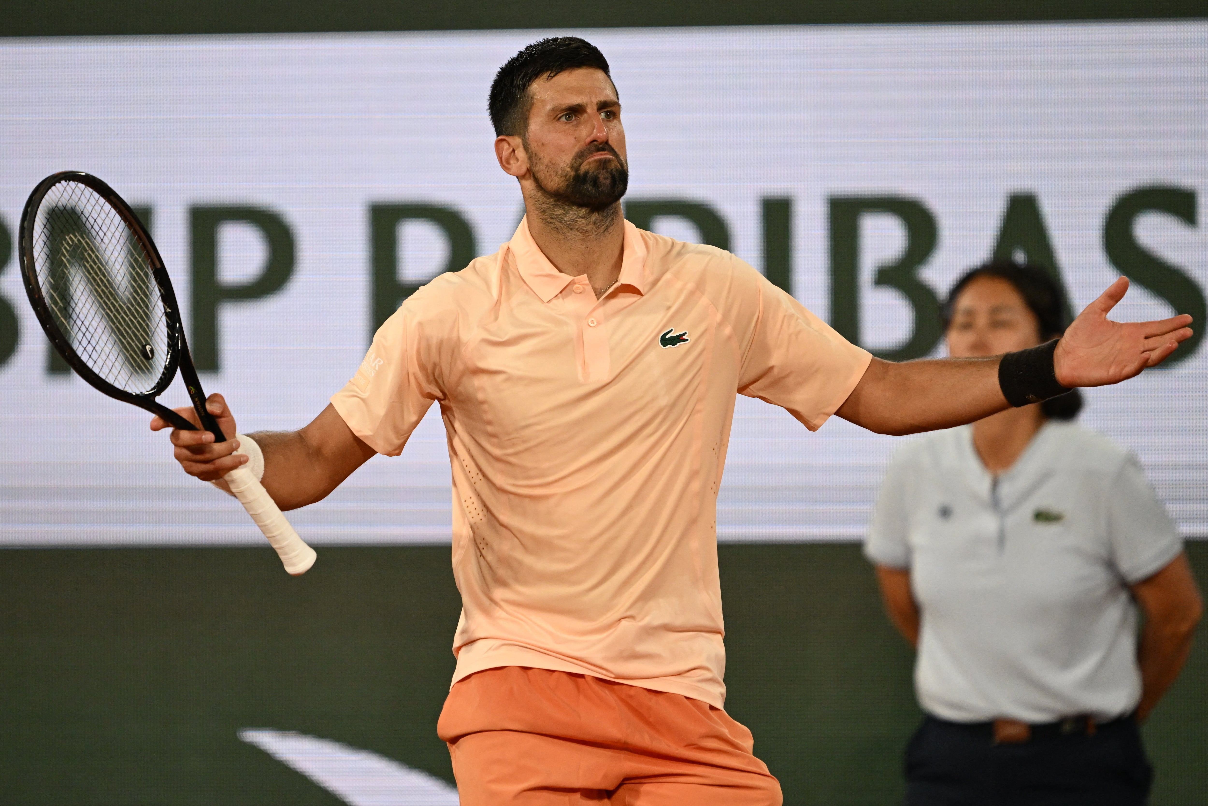 El tenista serio Novak Djokovic celebra tras imponerse en el partido de primera ronda del abierto Roland Garros 2026.