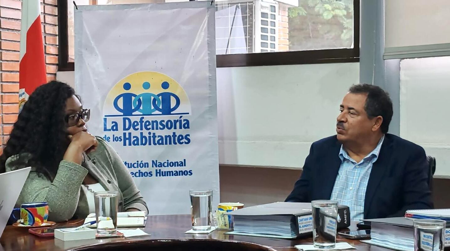 La defensora de los Habitantes, Angie Cruickshank Lambert, junto al alcalde de Cartago, Mario Redondo Poveda, durante una reunión este lunes. Frente al alcalde, dos tomos con las firmas recolectadas de los cartagineses. Fotografía: