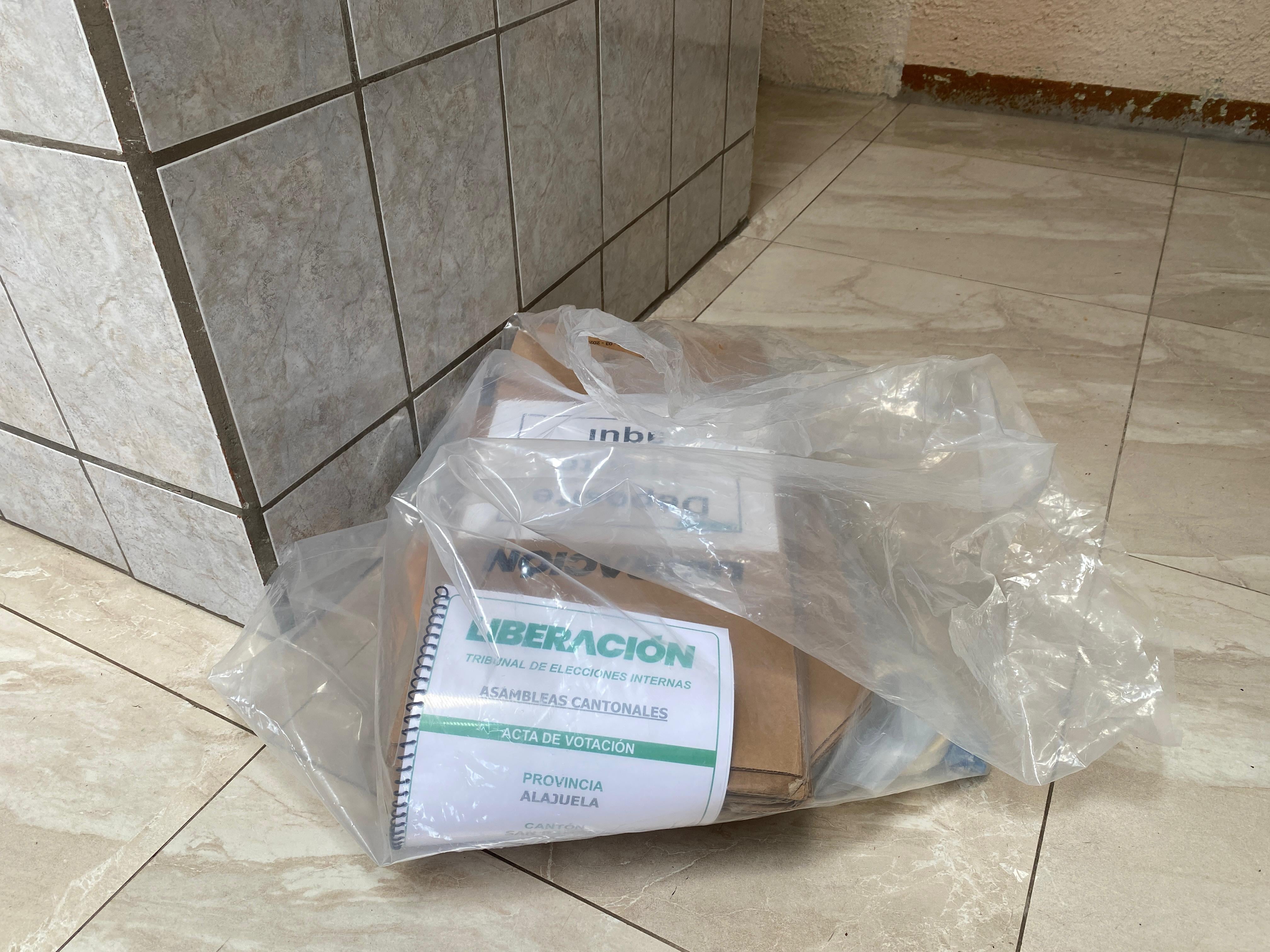 El material electoral que se pretendía usar durante la asamblea cantonal, quedó relegado, en una bolsa, sin posibilidad de ser aprovechado por la falta de cuórum.