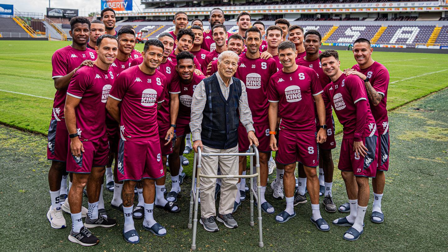 Francisco Rojas festejo sus 100 años con los jugadores de Saprissa