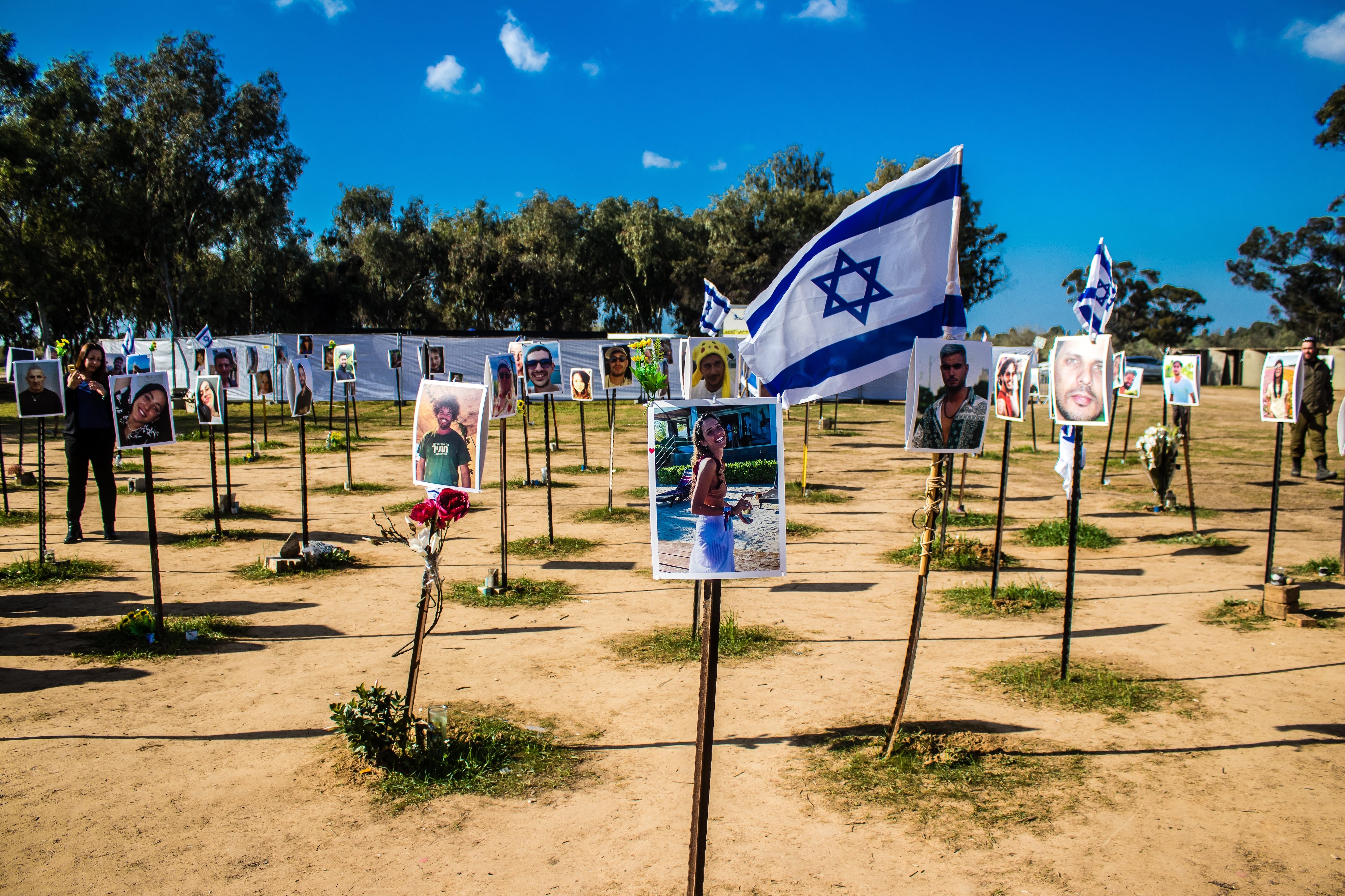 Monumento conmemorativo del 5 de enero de 2024 compuesto por fotos de jóvenes israelíes asesinados durante el ataque terrorista al Festival NOVA, que tuvo lugar el 7 de octubre de 2023 a pocos kilómetros de Gaza