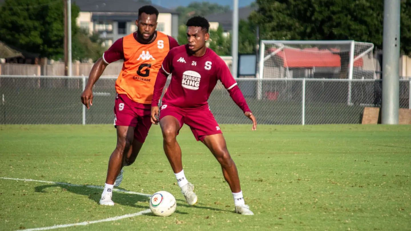 Orlando Sinclair en entrenamiento del Deportivo Saprissa. (vía Deportivo Saprissa)