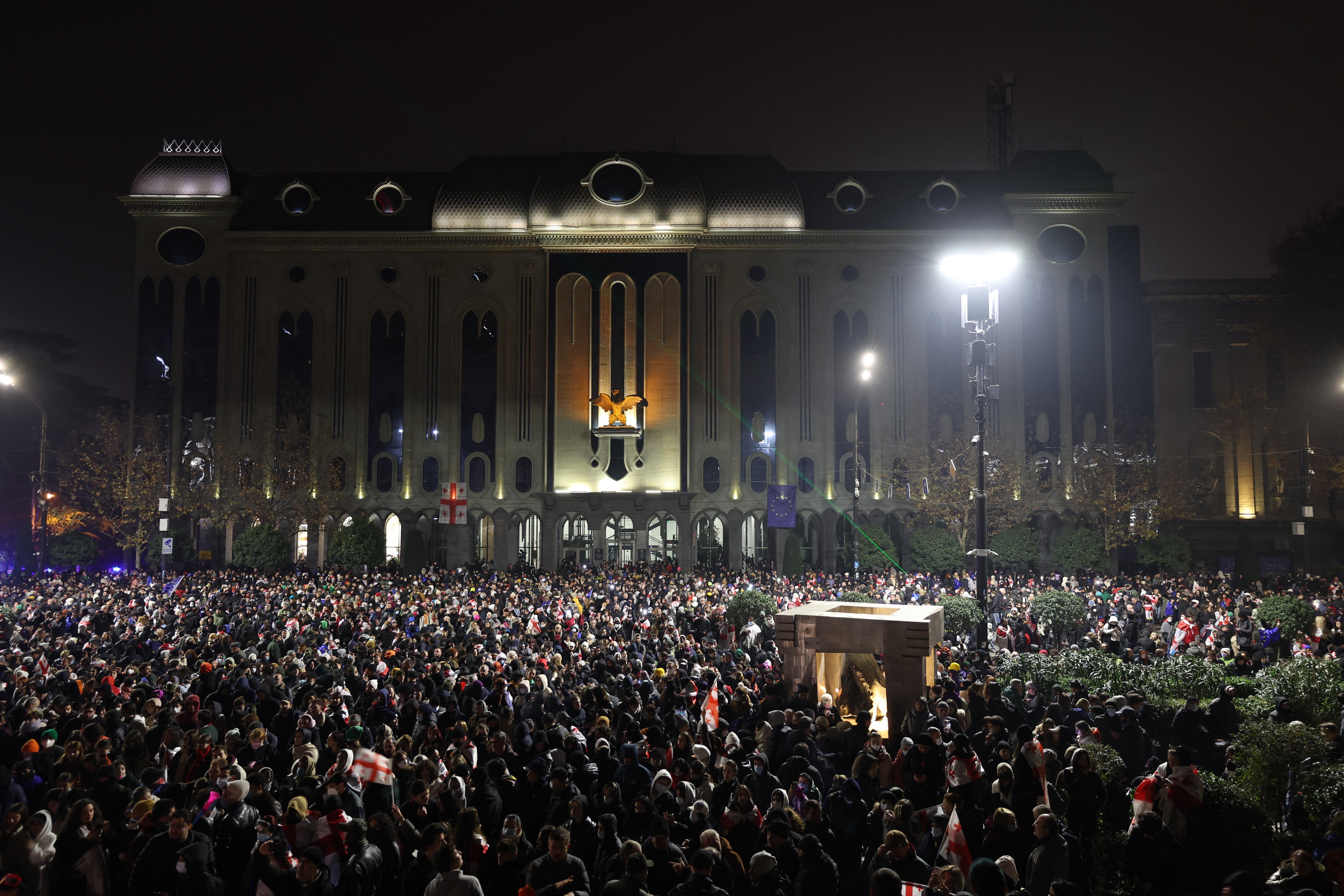 Manifestantes frente al Parlamento en Tbilisi, protestando contra el aplazamiento de las negociaciones de adhesión de Georgia a la UE el 30 de noviembre de 2024.