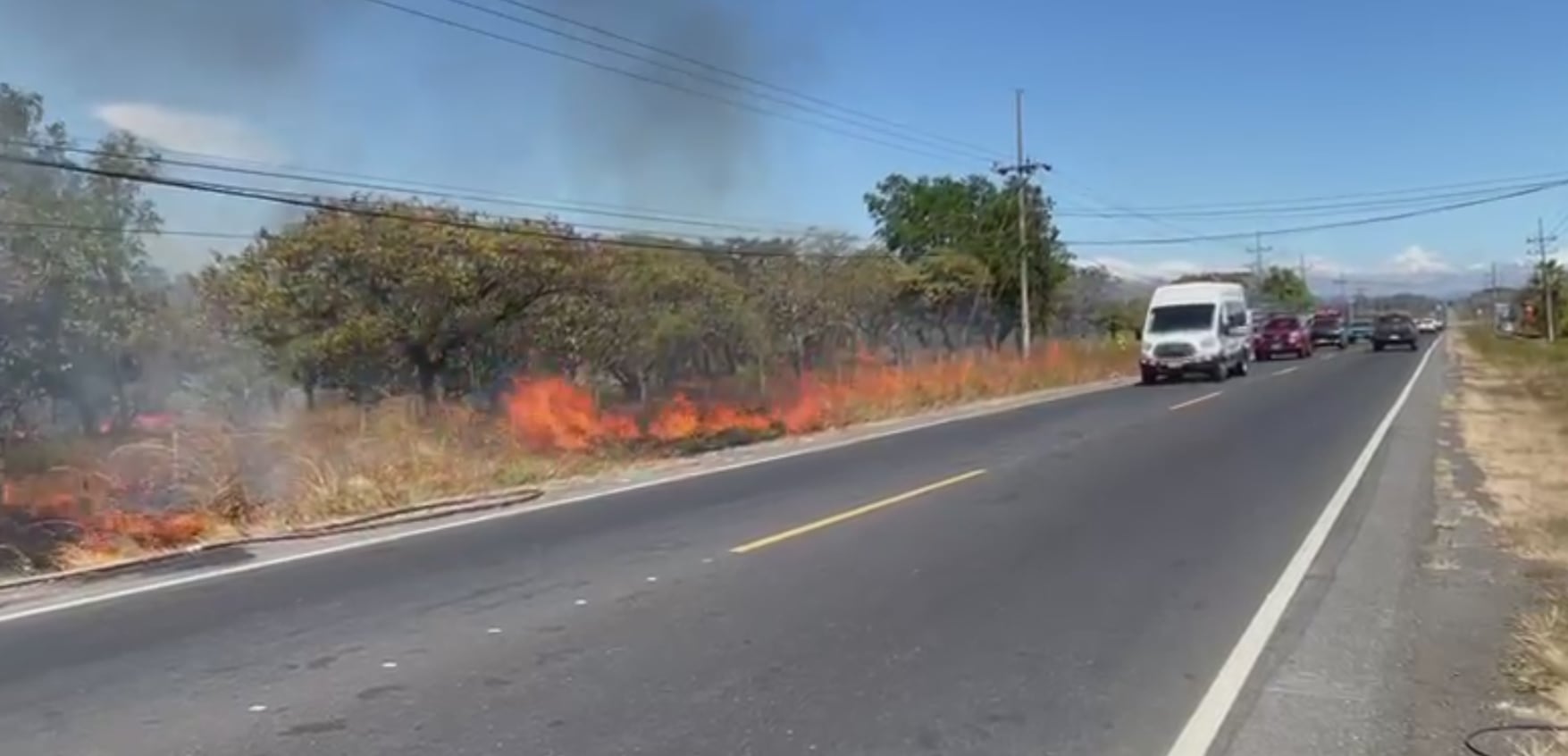 El incendio se ubica a pocos metros de la carretera.