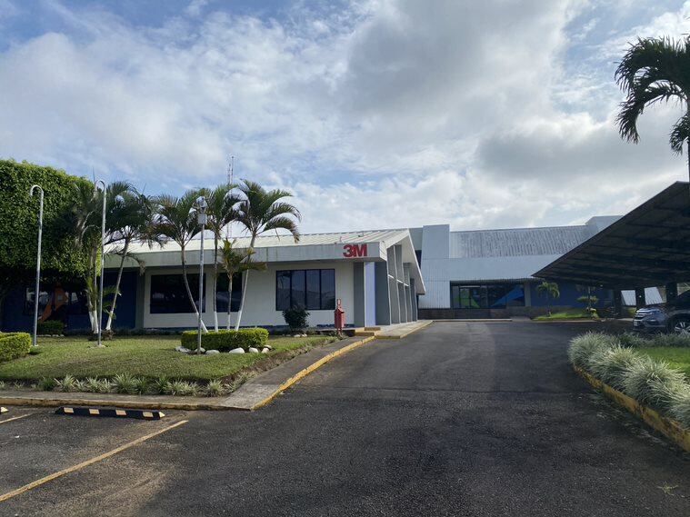 Instalaciones de la multinacional 3M en Santa Rosa de Santo Domingo, Heredia. La decisión afecta el área de manufactura, pero se mantiene la distribuidora de productos. Foto: Cortesía