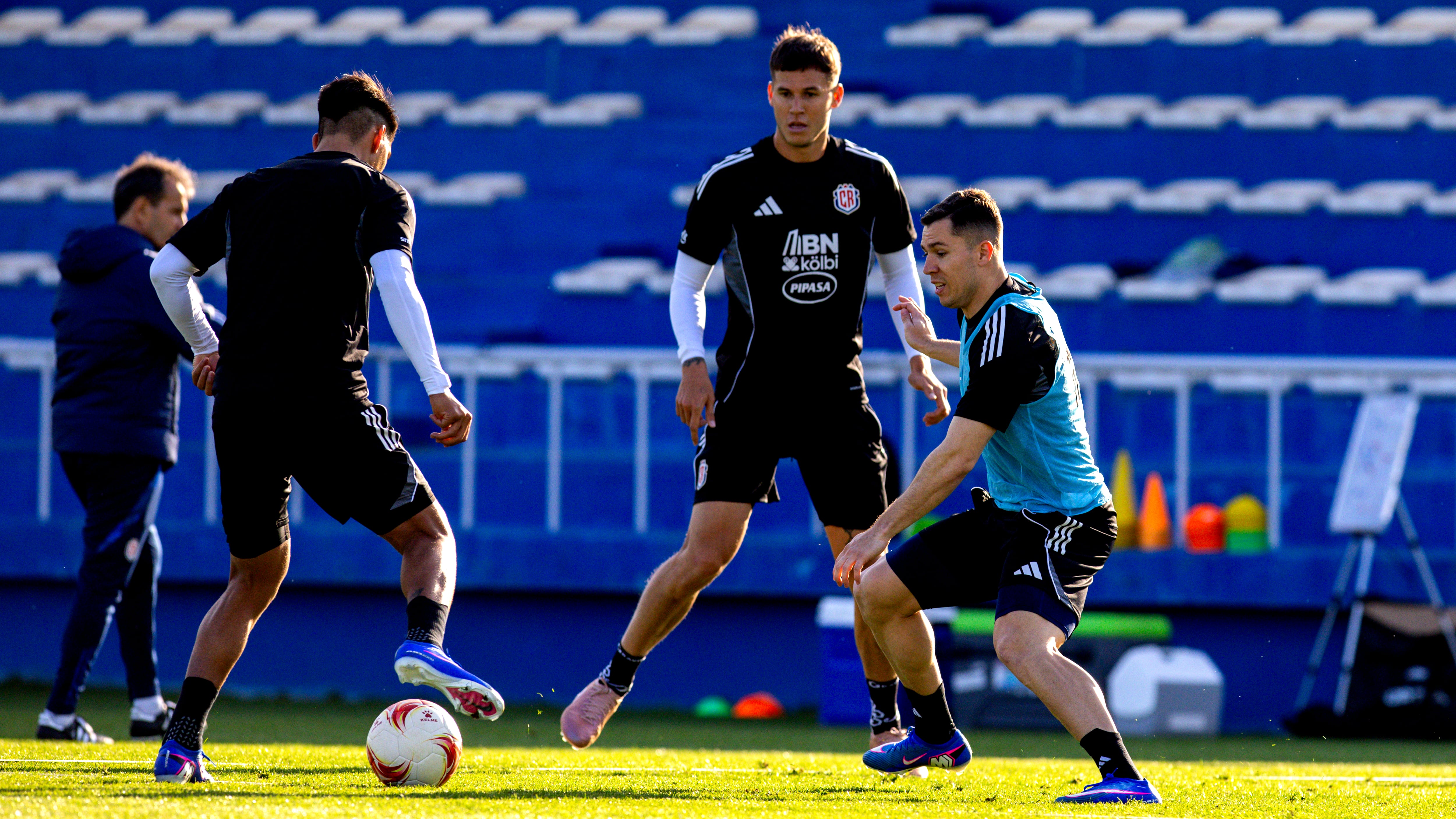 La Seleccion de Costa Rica entreno este lunes en Tiurqia. Juan Pablo Vargas y Carlos Mora atentos en la marca.