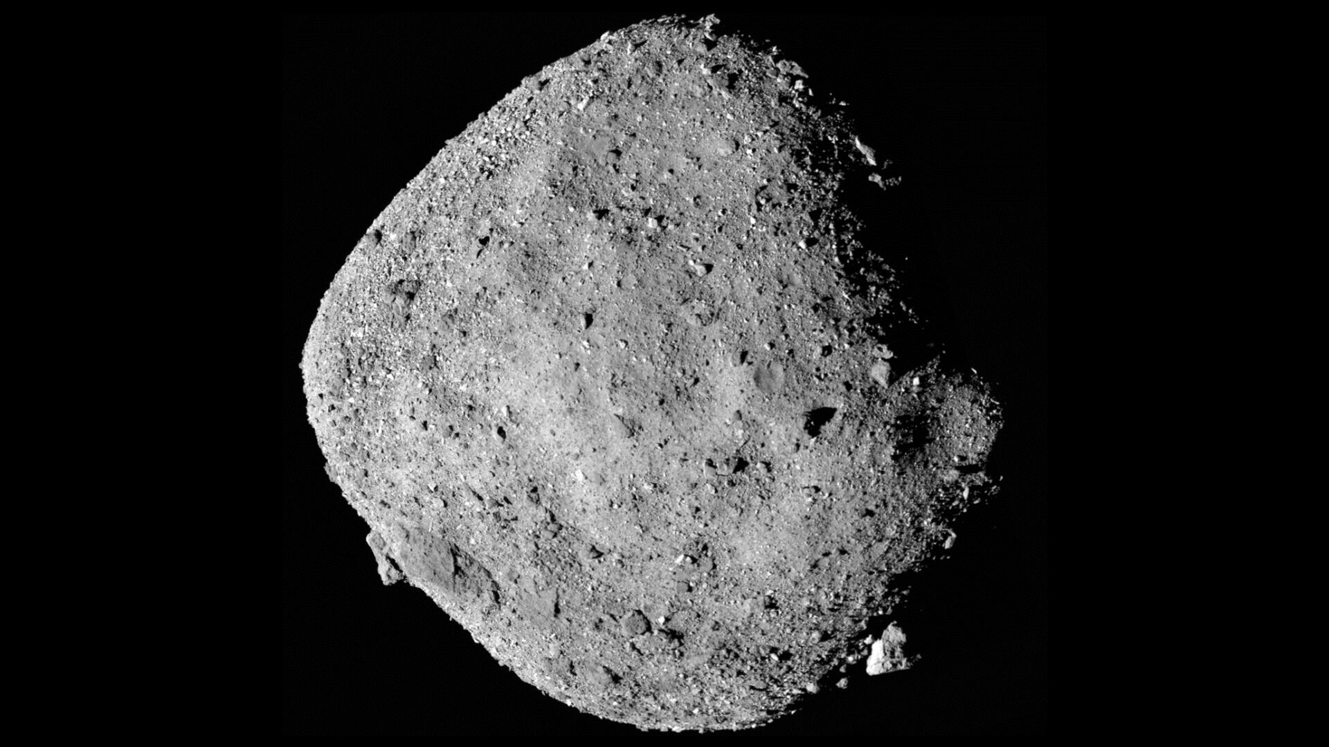 Bennu permanece bajo vigilancia de la NASA. Los nuevos cálculos reducen la incertidumbre sobre su trayectoria y mantienen el riesgo de impacto en niveles muy bajos.