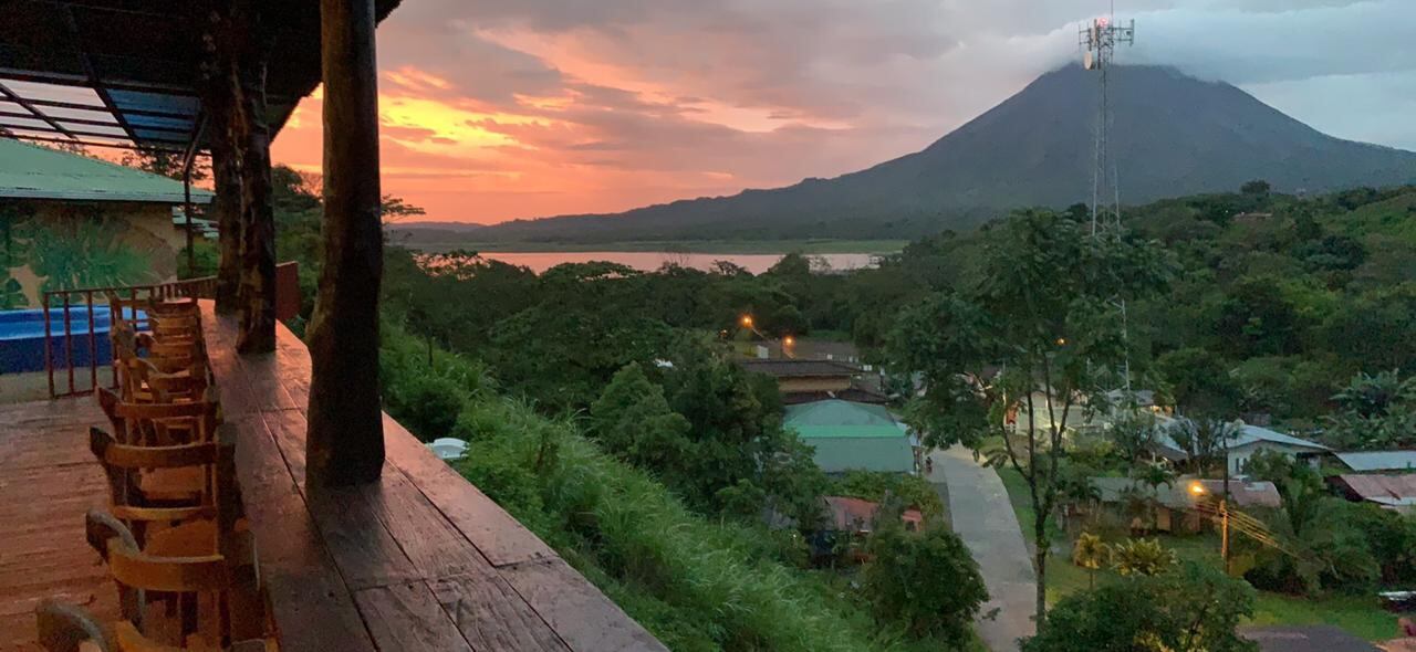 El hotel Castillo El Arenal, ubicado junto al lago y con el volcán al fondo, redujo la tarifa de $65 a 23.000 colones por noche, para atraer a los nacionales. Foto: Cortesía