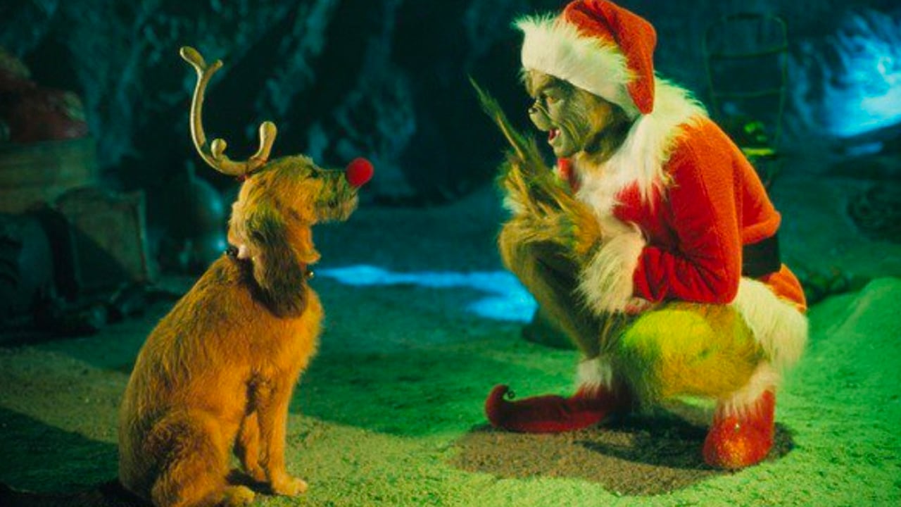 El Grinch interactuando con su perro Max, quien fue interpretado por seis perros diferentes en la película How the Grinch Stole Christmas (2000), en una escena ambientada en su cueva.
