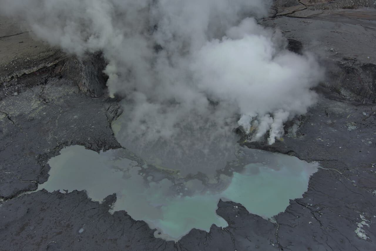La estación seca quedó atrás y al comenzar a llenarse de agua de lluvia el lago cratérico, la actividad eruptiva del volcán Poás cesó. Foto: Cortesía Geoffroy Avard/Ovsicori.