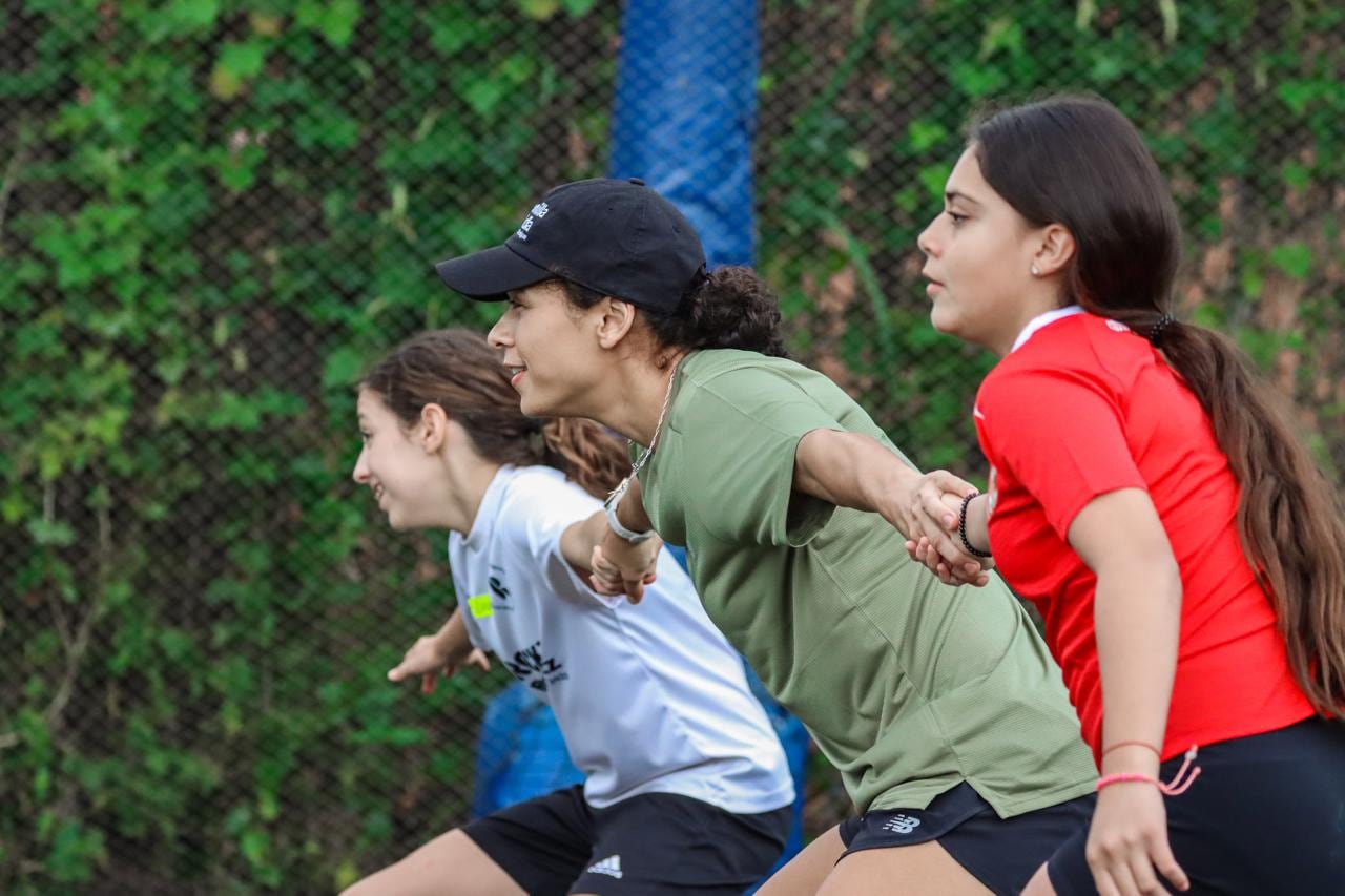 Raquel Rodríguez disfrutó al máximo la experiencia en cancha con varias niñas, en una clínica que efectuaron en diciembre pasado.