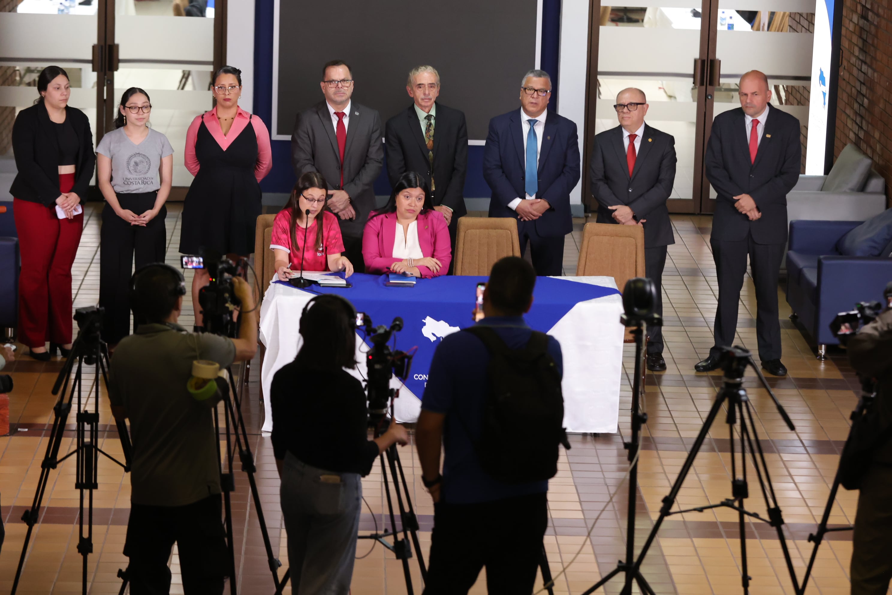 24/06/2025/ Los jerarcas de Educación, Leonardo Sánchez; de Hacienda, Nogui Acosta; de Mideplán, Marta Esquivel, y del Micitt, Paola Nájera, Maria Estrada durante conferencia de prensa en el cuarto encuentro para negociar el FEES 2026. /foto John Durán