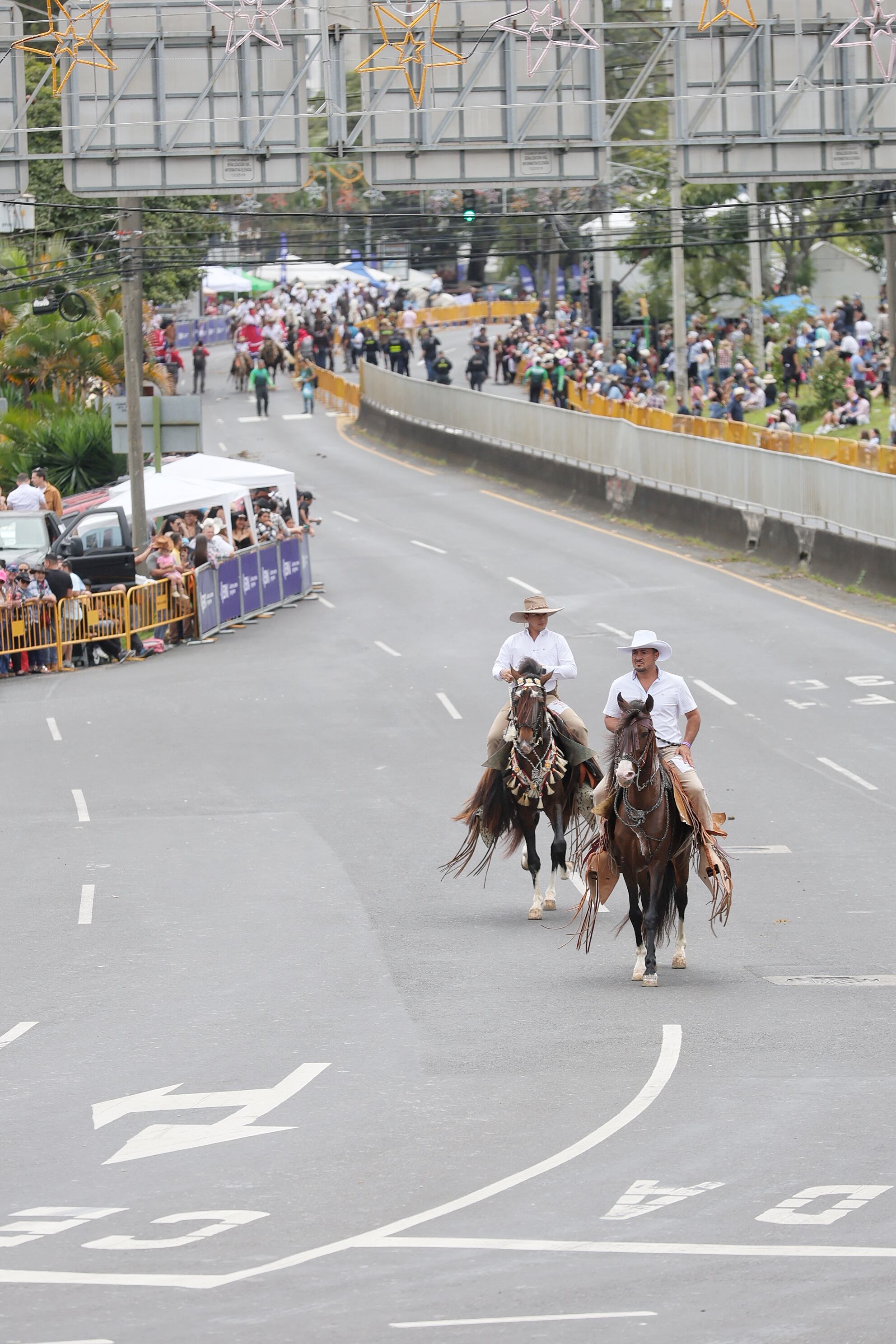imágenes de caballistas, caballos y público en el Tope Nacional 2024 en Montes de Oca.