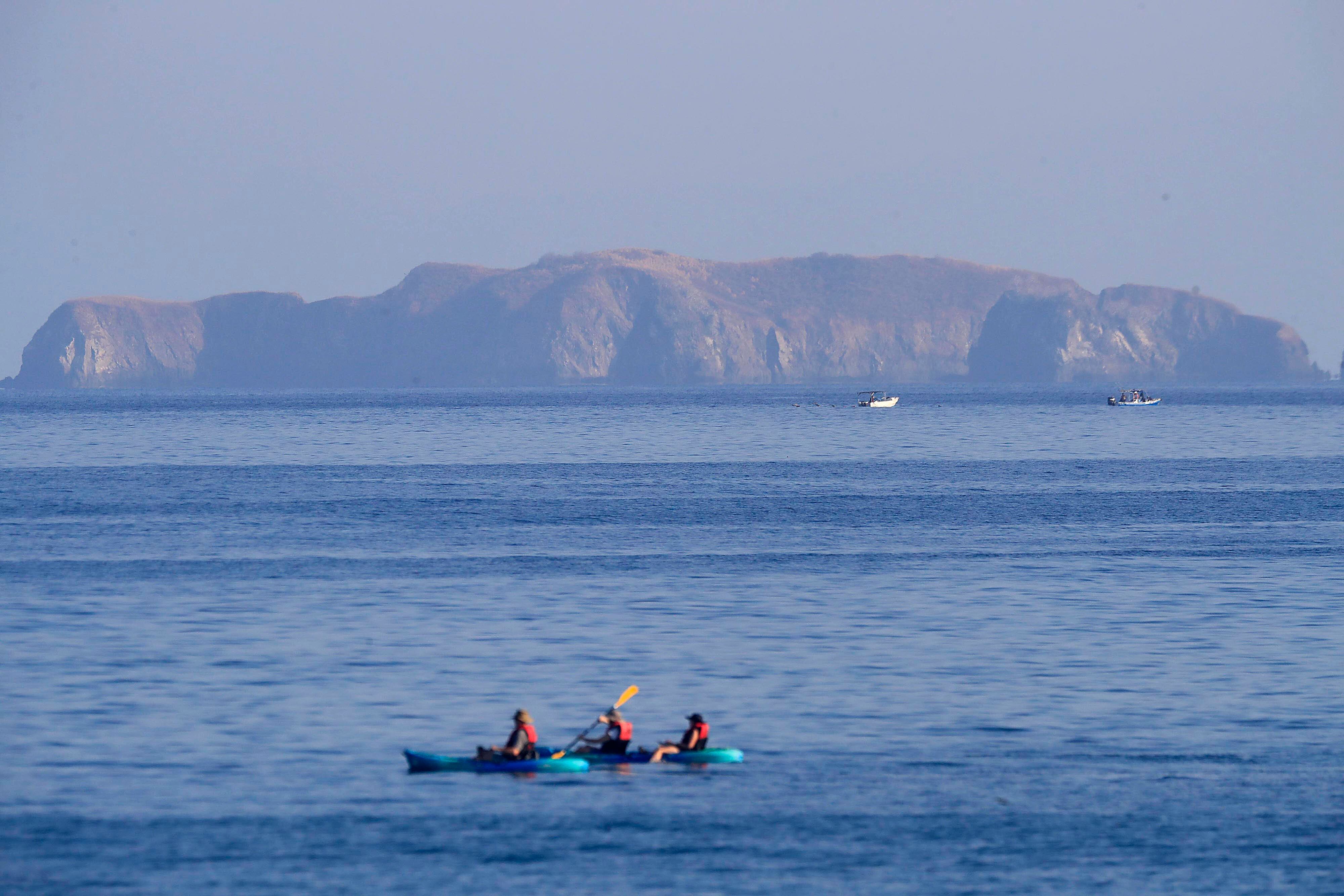 10/03/2024 Playa Conchal, Guanacaste. Arena, playa y sol... y los turistas que llegan a disfrutar de las buenas condiciones del clima, con cielo azul despejado, eso sí con mucho calor. Foto: Rafael Pacheco Granados