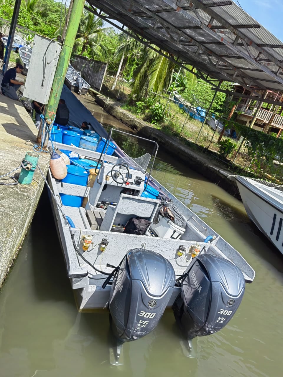 Lancha narco detenida este 23 de agosto en Limón tipo picuda con 590 kilos de cocaína patrullaje conjunto cinco colombianos caen. motores 300 hp