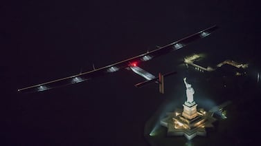 Avión Solar Impulse aterriza en Nueva York después de sobrevolar la Estatua de la Libertad