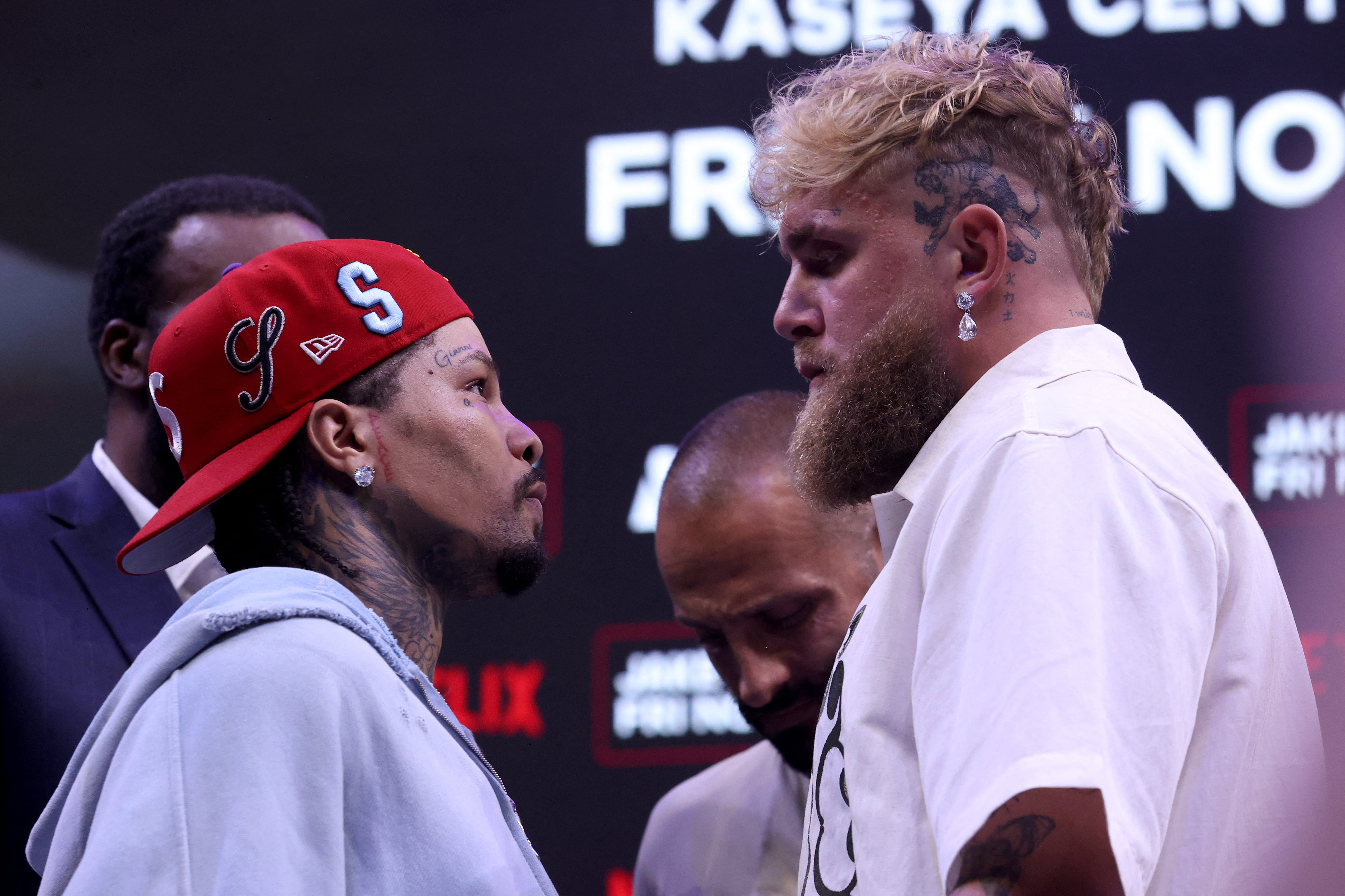 Gervonta "Tank" Davis y Jake Paul, durante la conferencia de prensa para presentar la pelea que sostendrán el 14 de noviembre en Miami.