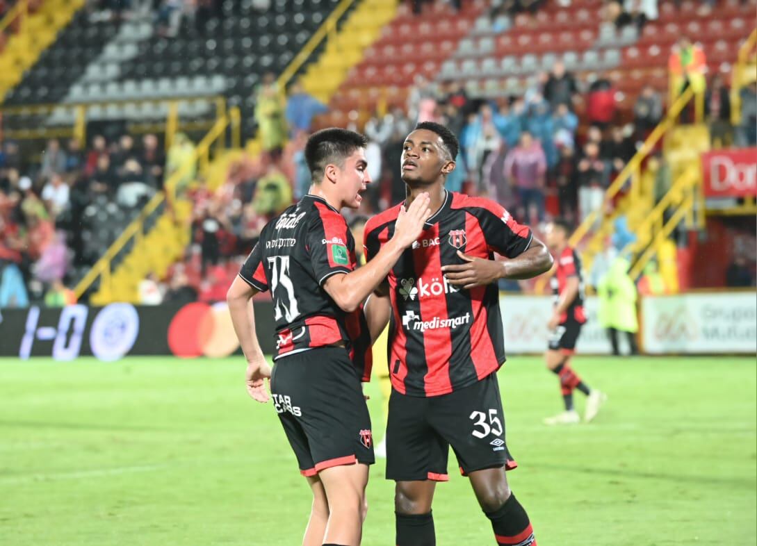 Rashir Parkins le quitó los ceros al marcador en el partido entre Liga Deportiva Alajuelense y Sporting.