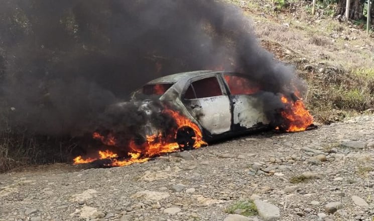 Las autoridades judiciales ubicaron un vehículo en llamas a 600 metros de donde ocurrió el tiroteo.